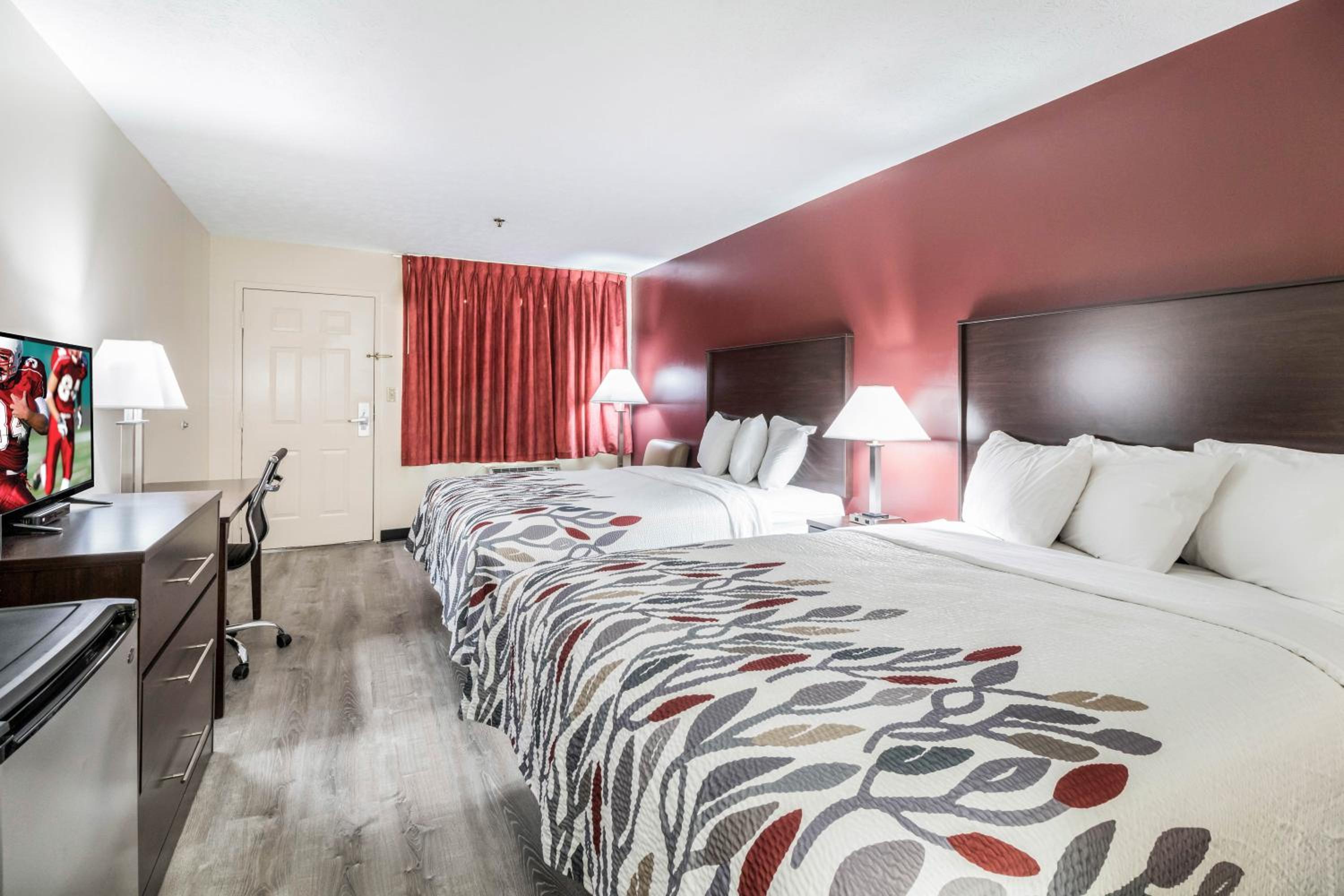 Deluxe Queen Room with Two Queen Beds - Non-Smoking - Photo 4
