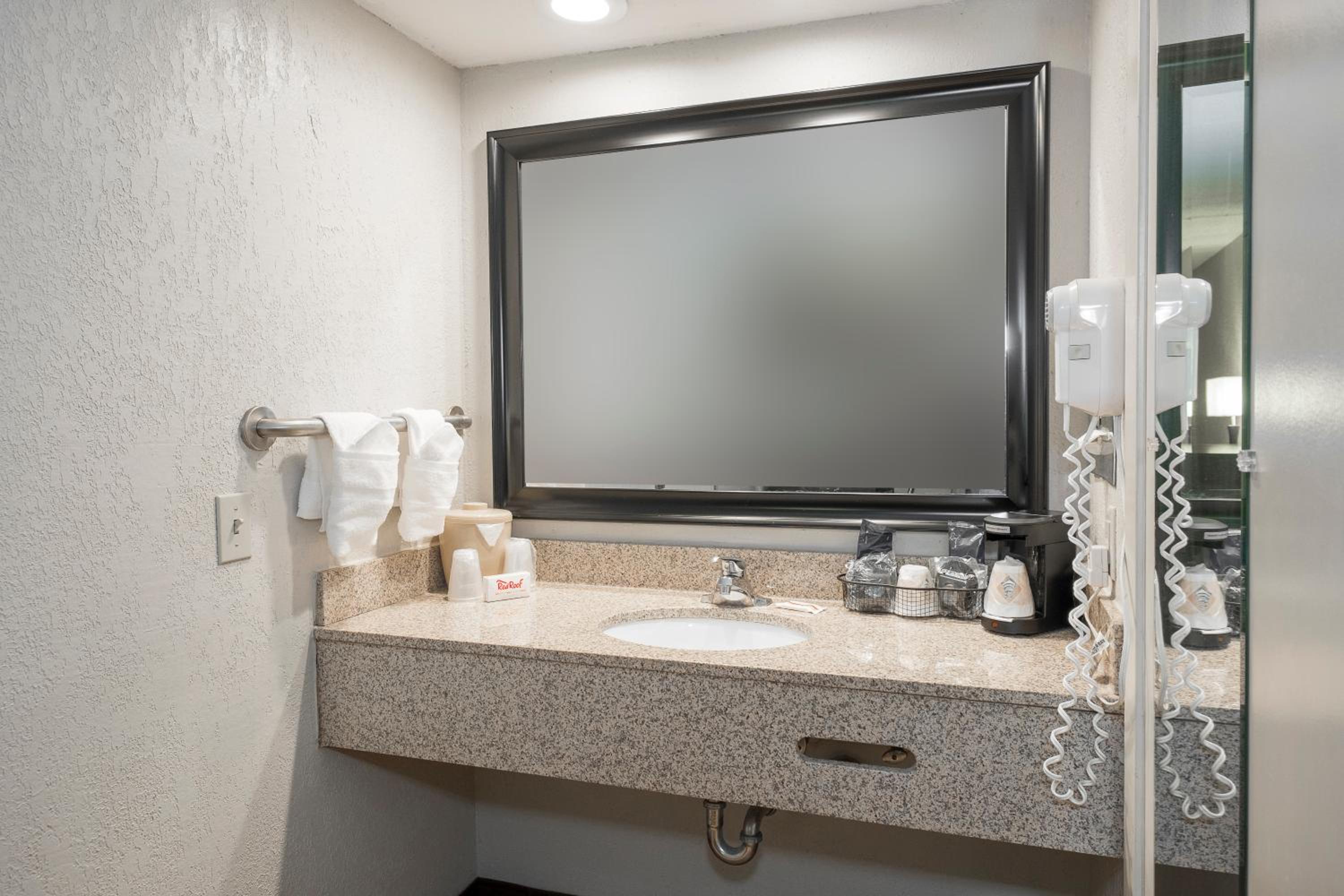 Renovated Superior King Room Non-Smoking - Photo 7