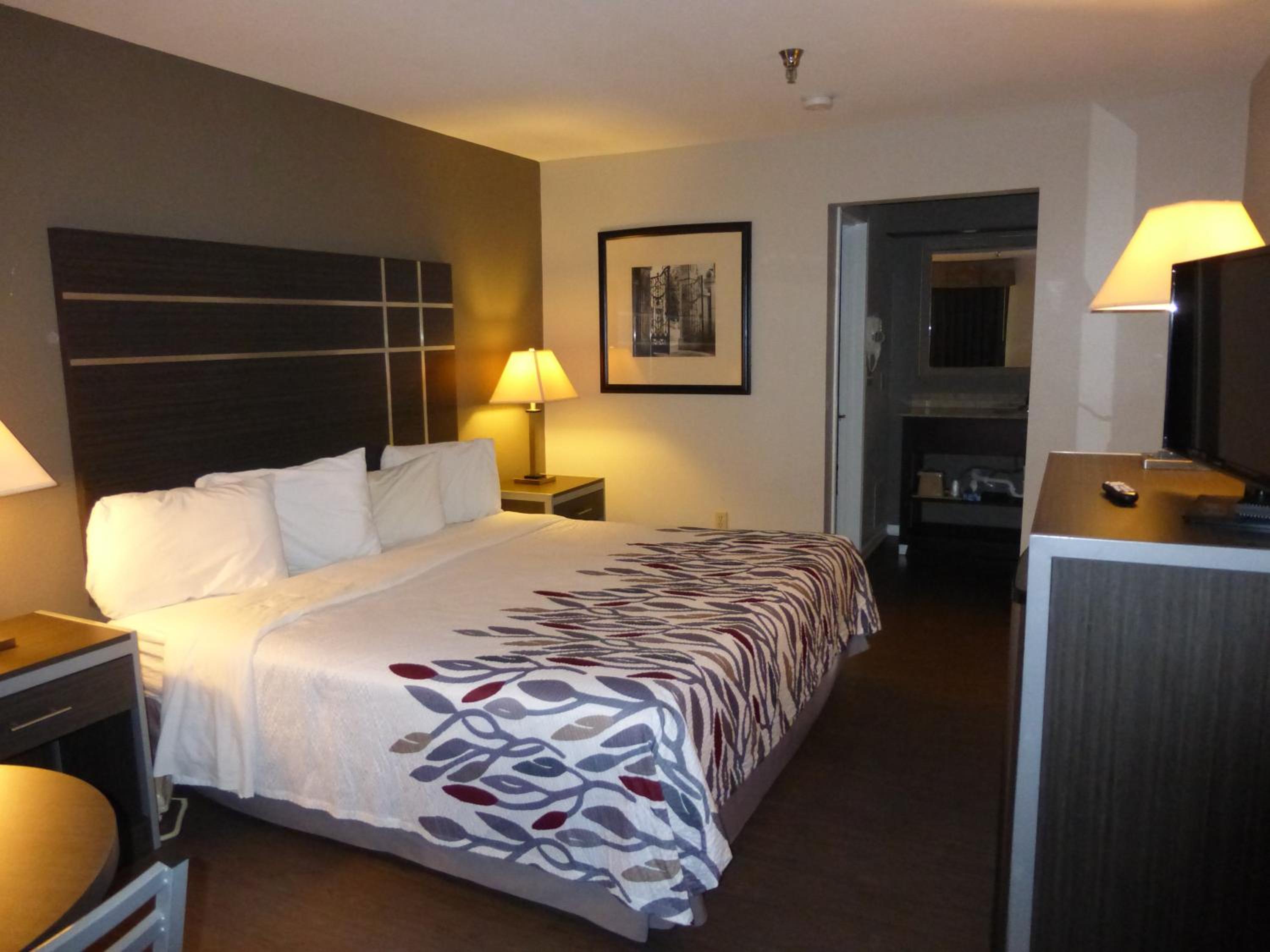 Deluxe King Room with Disability Access - Non-Smoking - Photo 4
