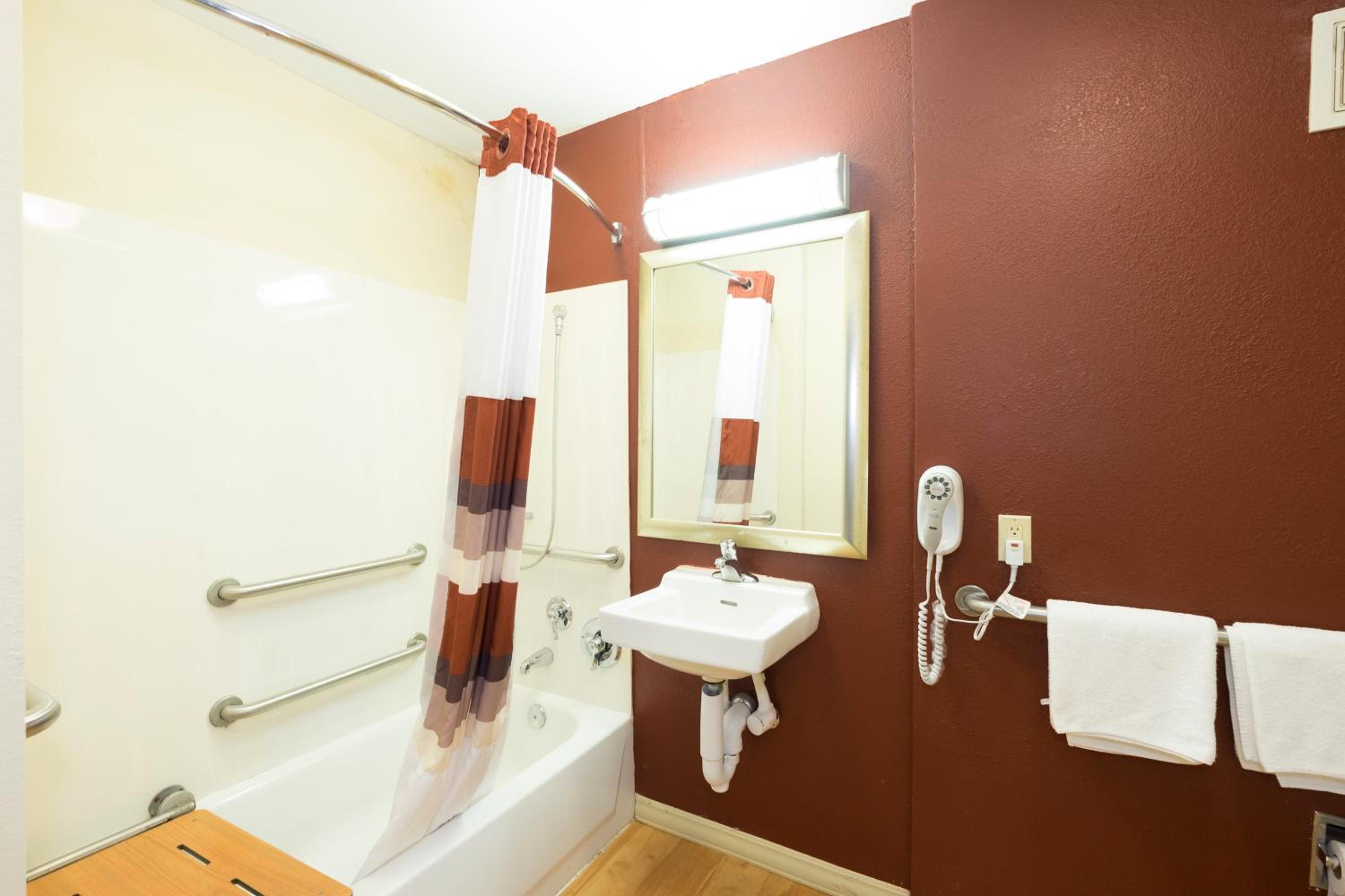 Business King Room Disability Access Non-Smoking - Photo 5
