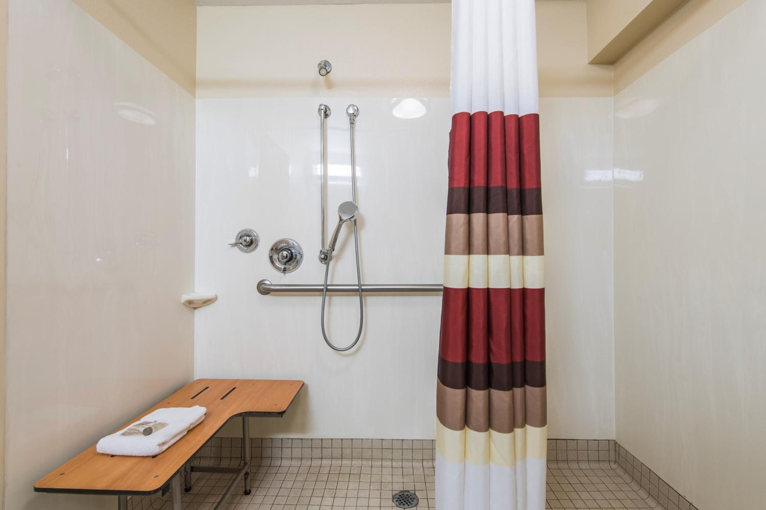 Standard Room with Two Queen Beds Disability Access Roll-ln Shower Smoke Free - Photo 4