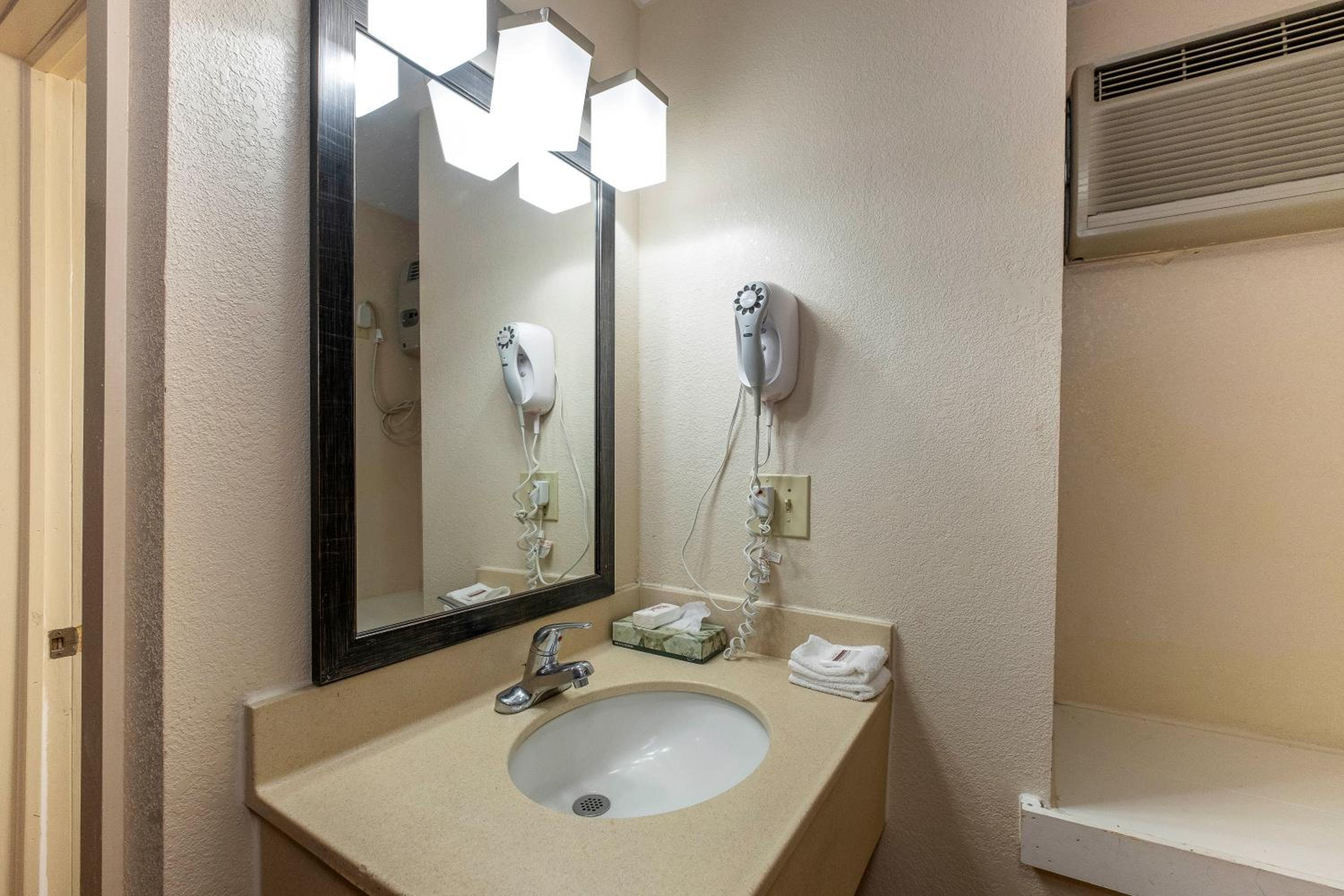 Deluxe Room with Two Double Beds Smoke Free - Photo 7