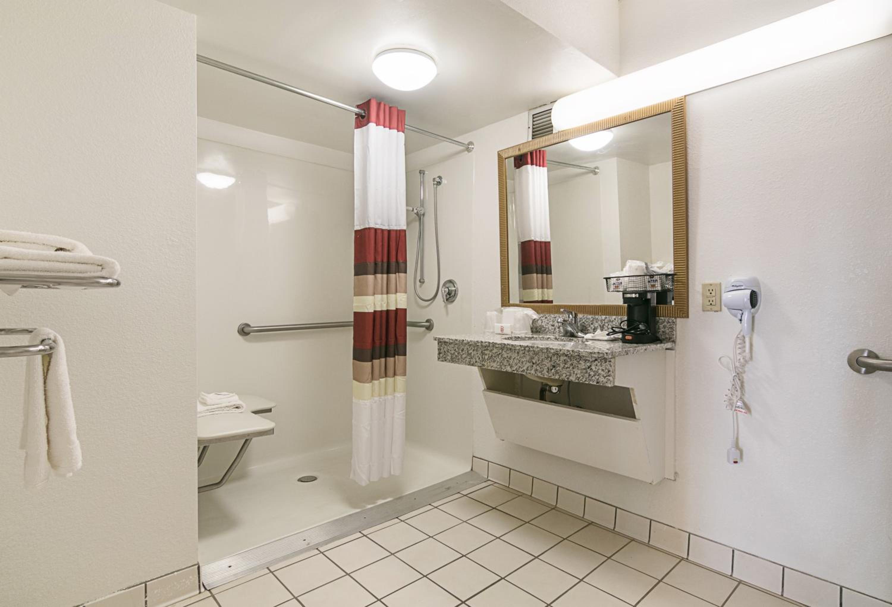 Superior King Room Disability Access Roll-In Shower Non-Smoking - Photo 2