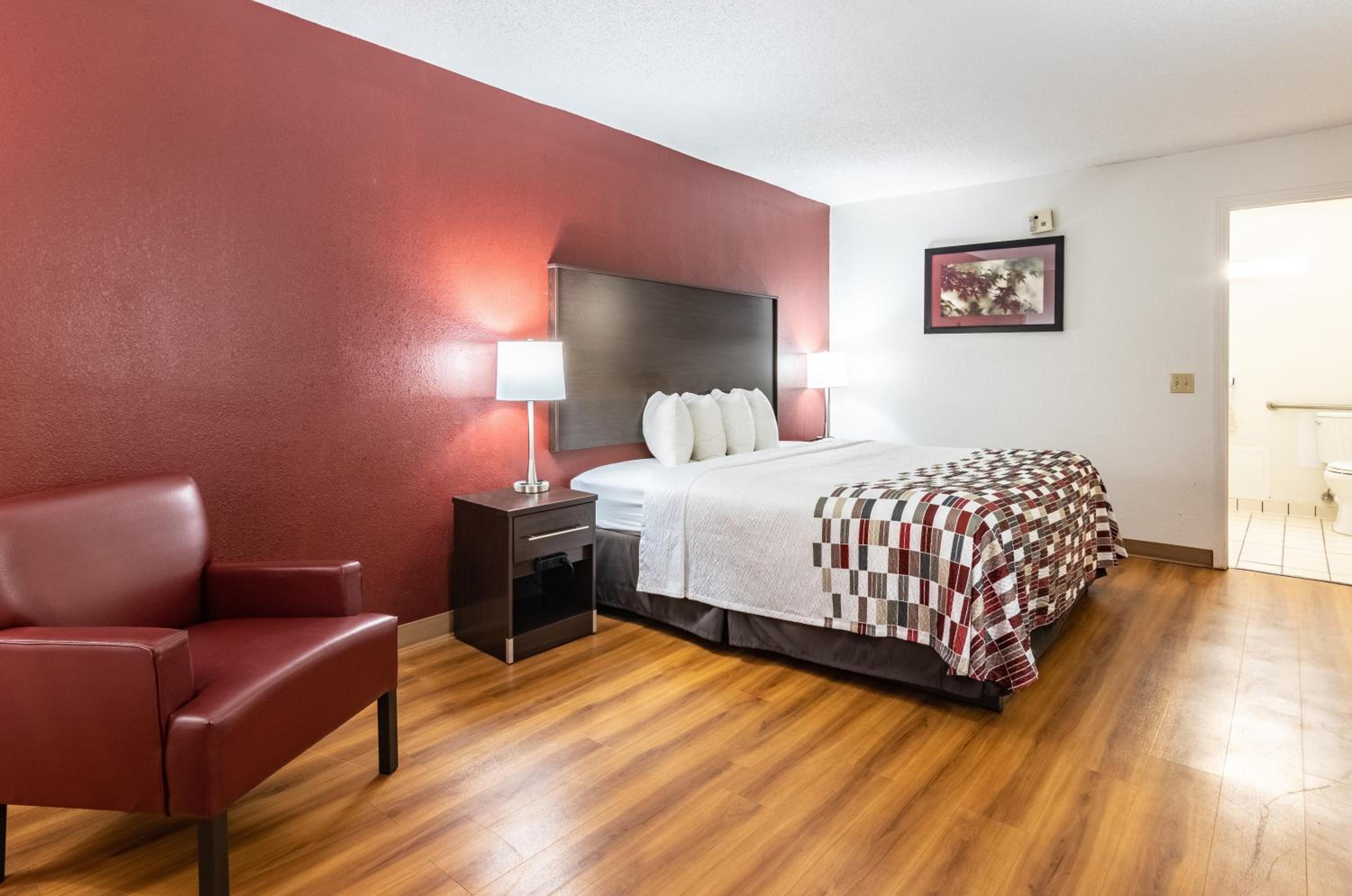 Superior King Room Disability Access Non-Smoking - Photo 2
