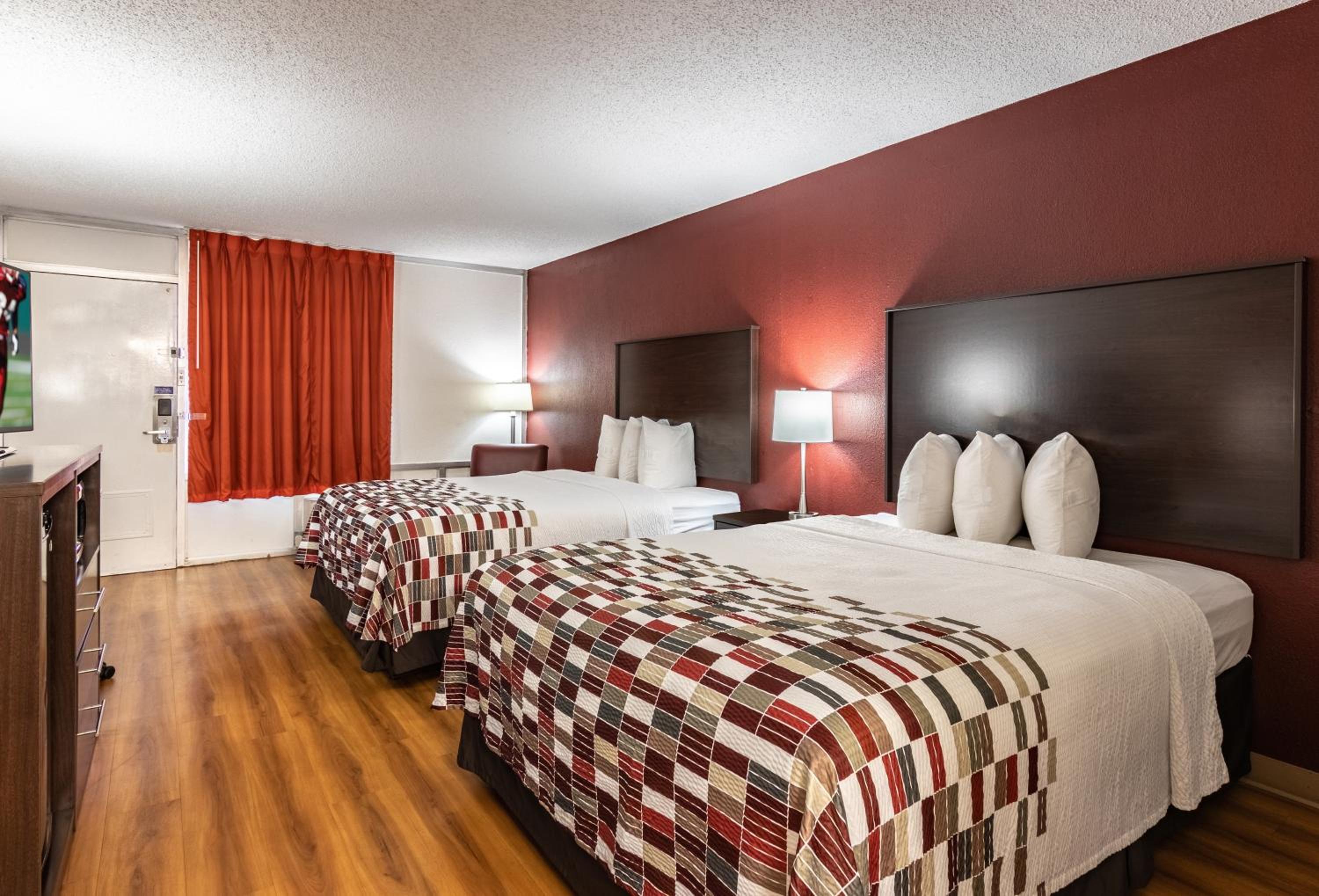 Deluxe Room with Two Queen Beds Non-Smoking - Photo 3