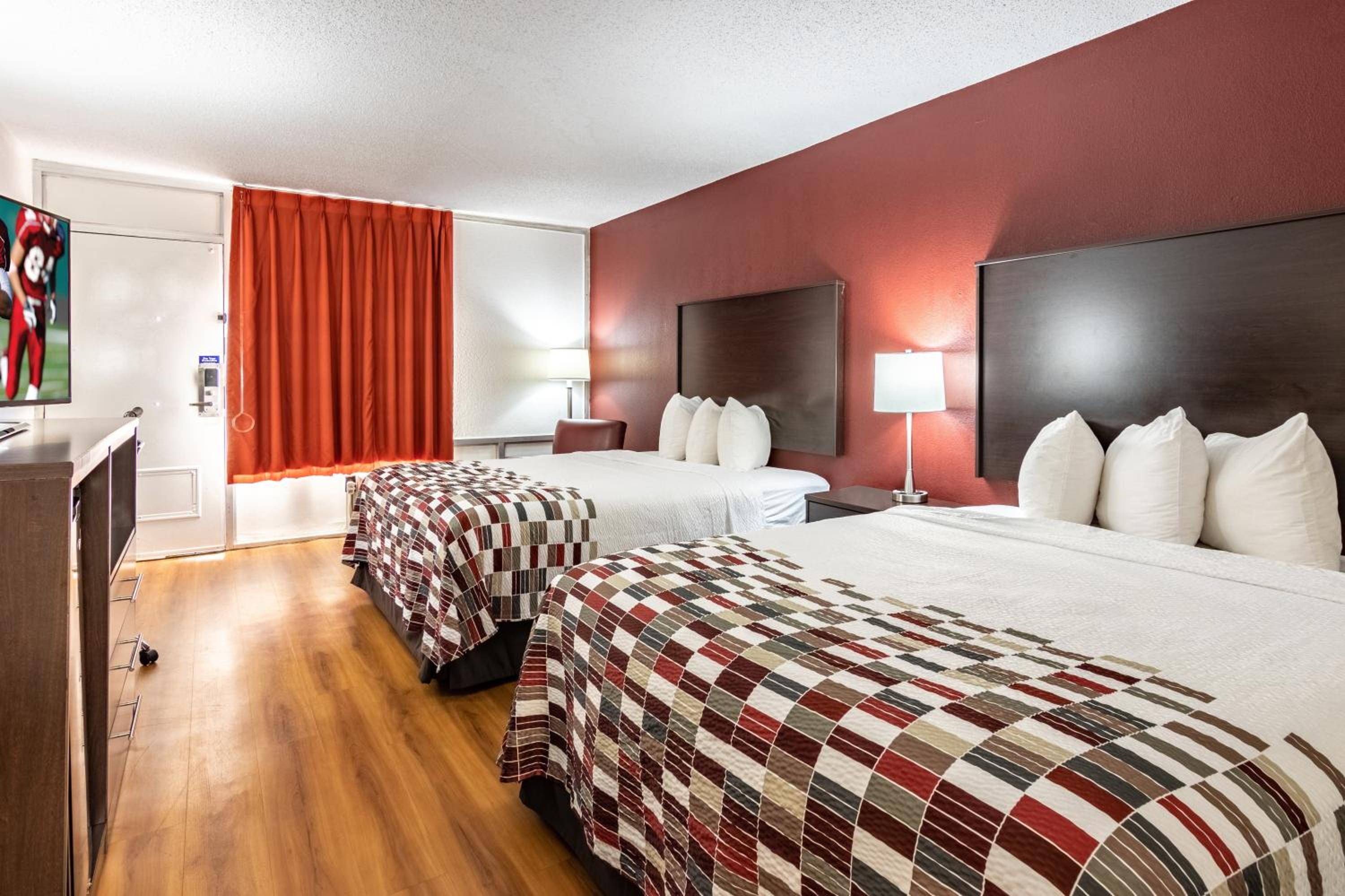 Deluxe Room with Two Queen Beds Non-Smoking - Photo 4