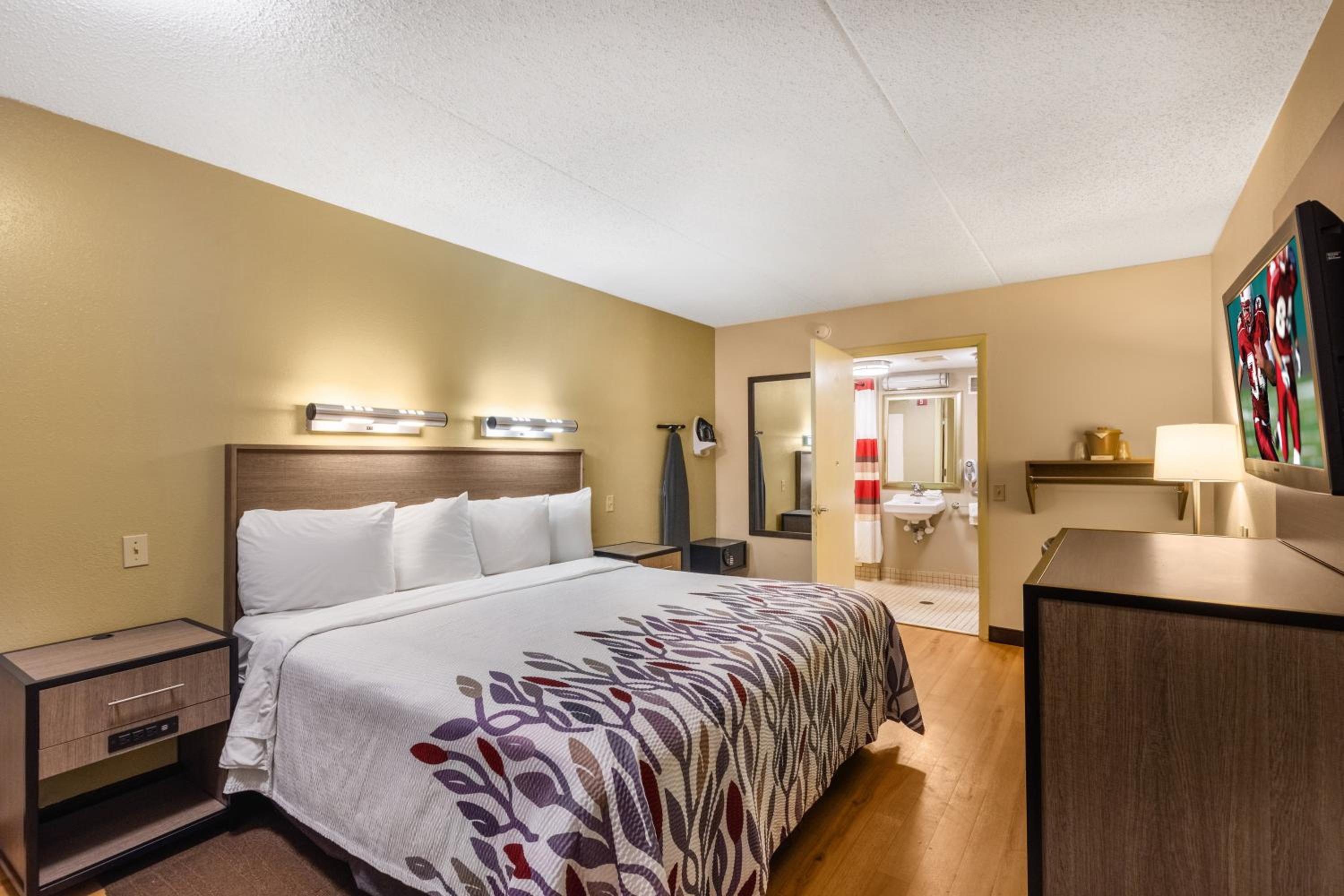 Superior King Room Disability Access Smoke Free at Red Roof Inn Kalamazoo West - Western Michigan U in Kalamazoo