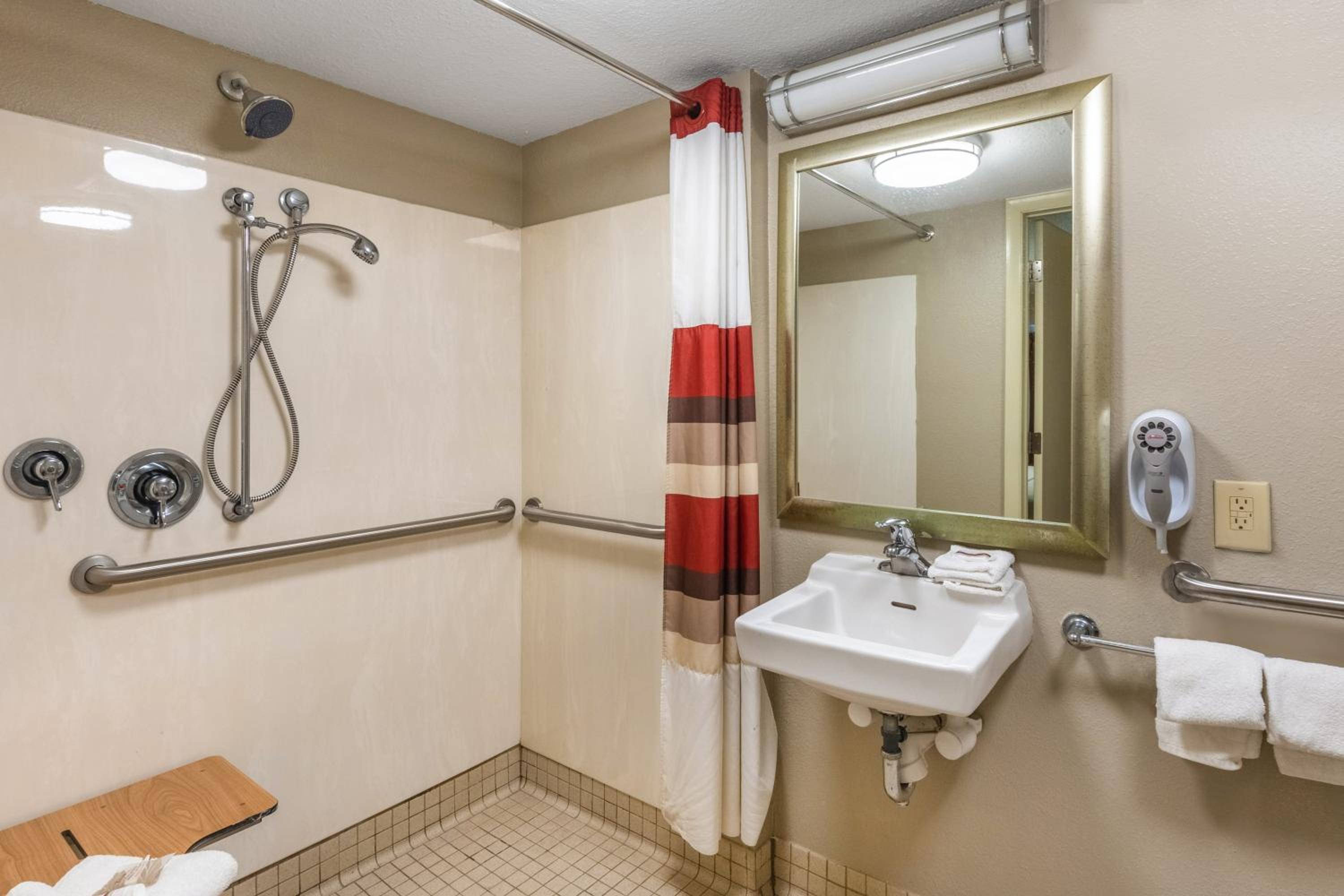 Superior King Room Disability Access Roll-In Shower Smoke Free - Photo 3
