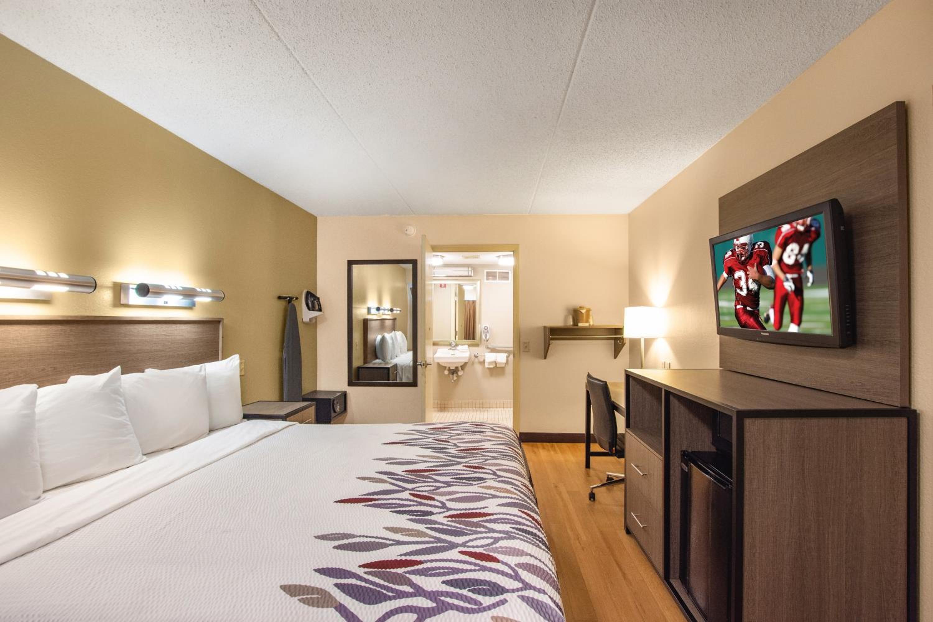 Superior King Room Disability Access Smoke Free - Photo 4