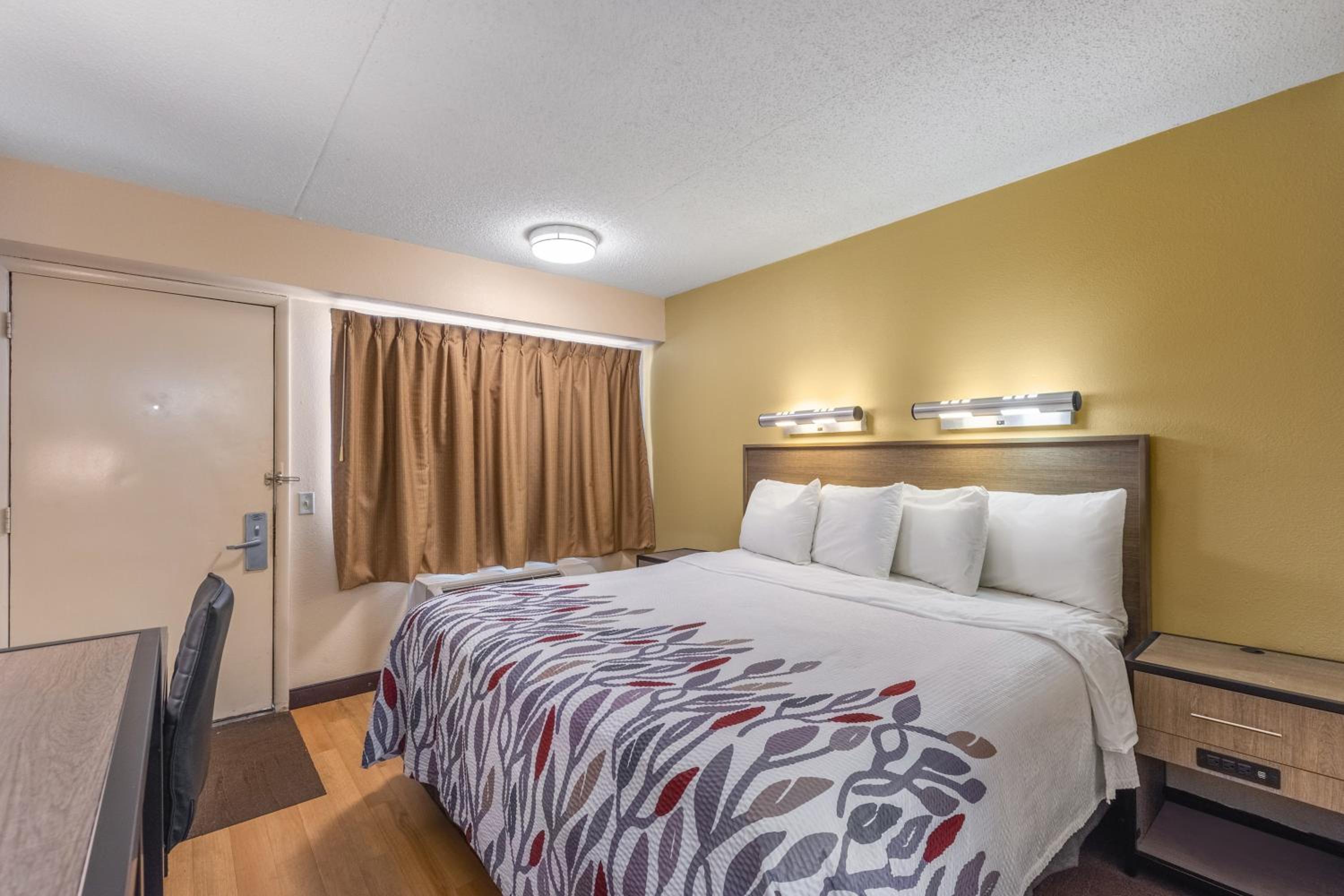 Deluxe King Room Smoke Free - Photo 6