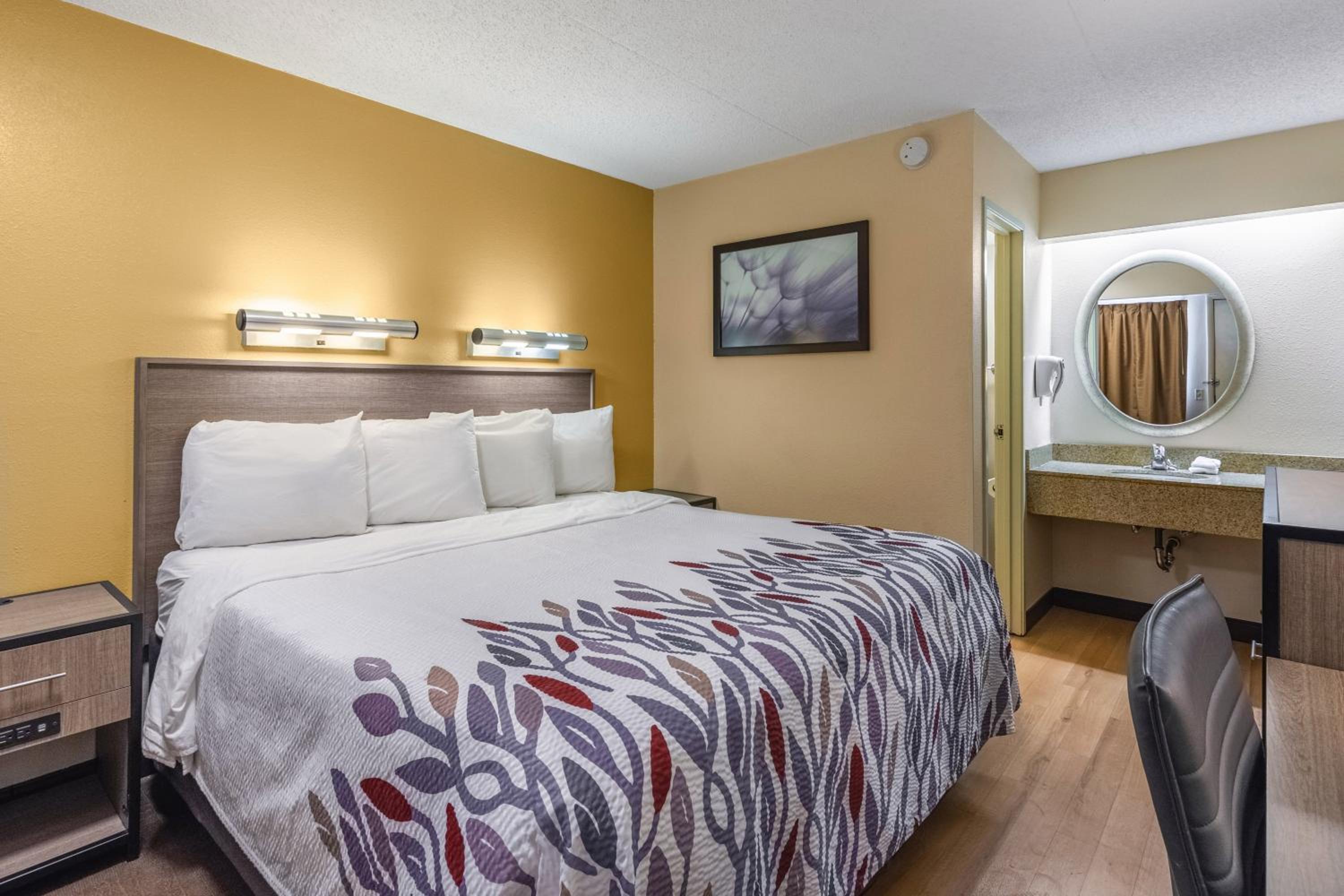 Deluxe King Room Smoke Free at Red Roof Inn Kalamazoo West - Western Michigan U in Kalamazoo