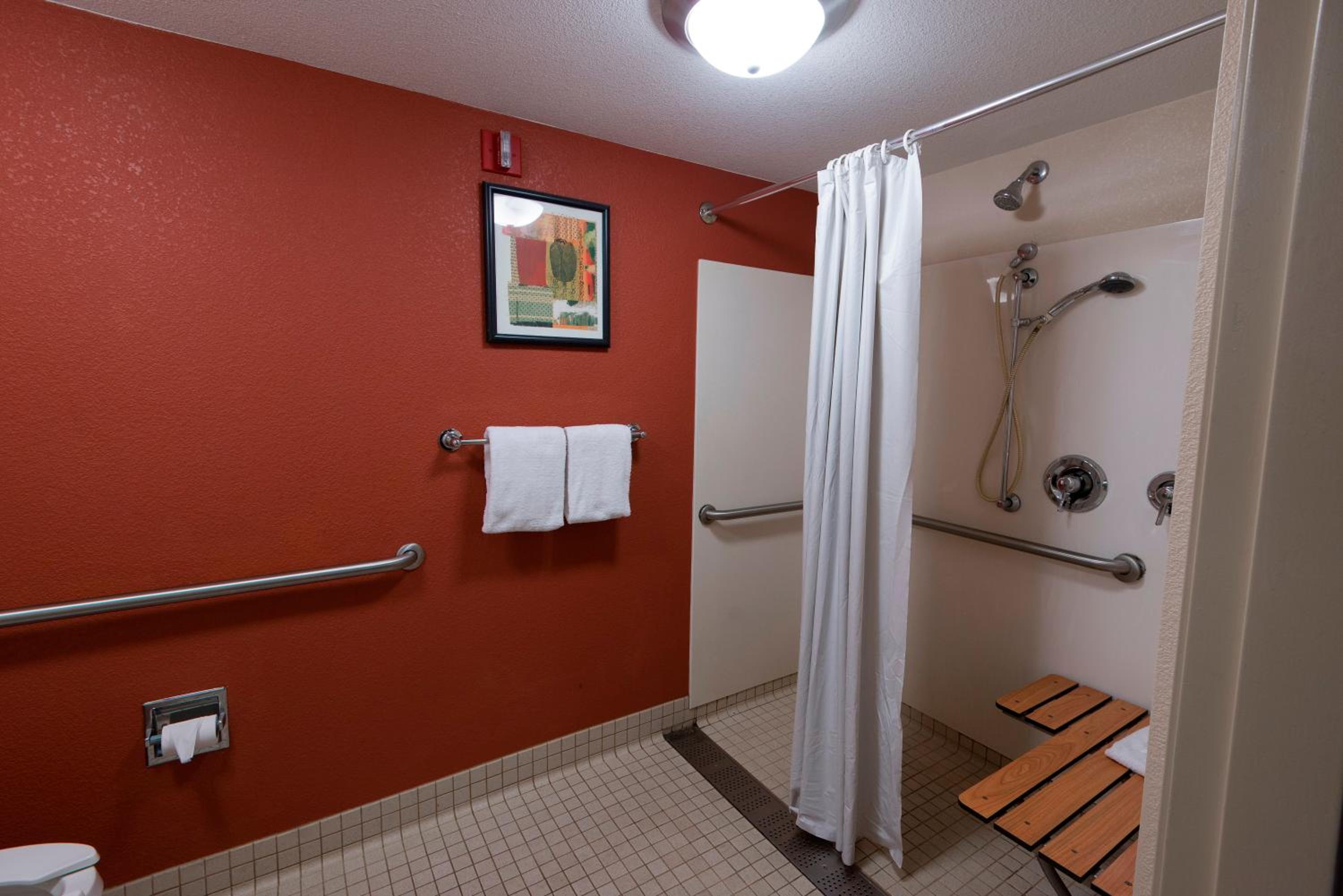 Superior King Room Disability Access Roll-In Shower Smoke Free photo 3