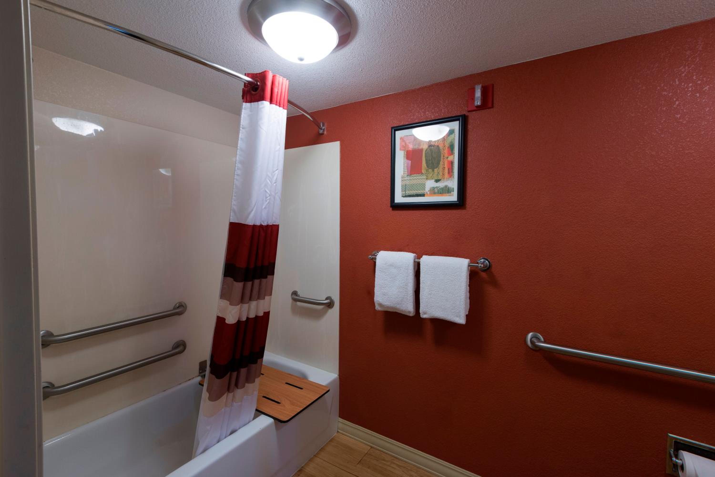 Superior King Room Disability Access Smoke Free photo 2
