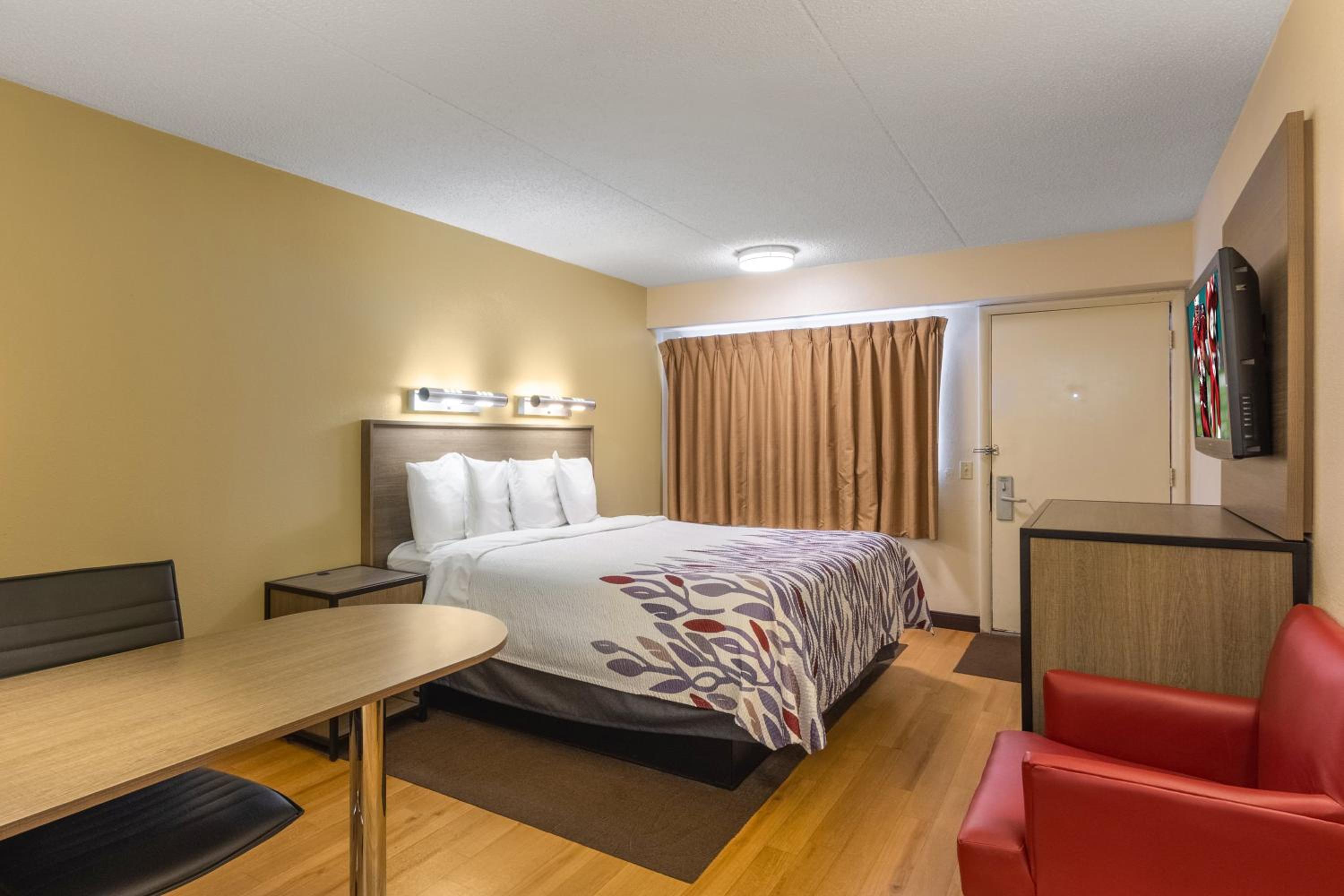Superior King Room Smoke Free at Red Roof Inn Kalamazoo West - Western Michigan U in Kalamazoo