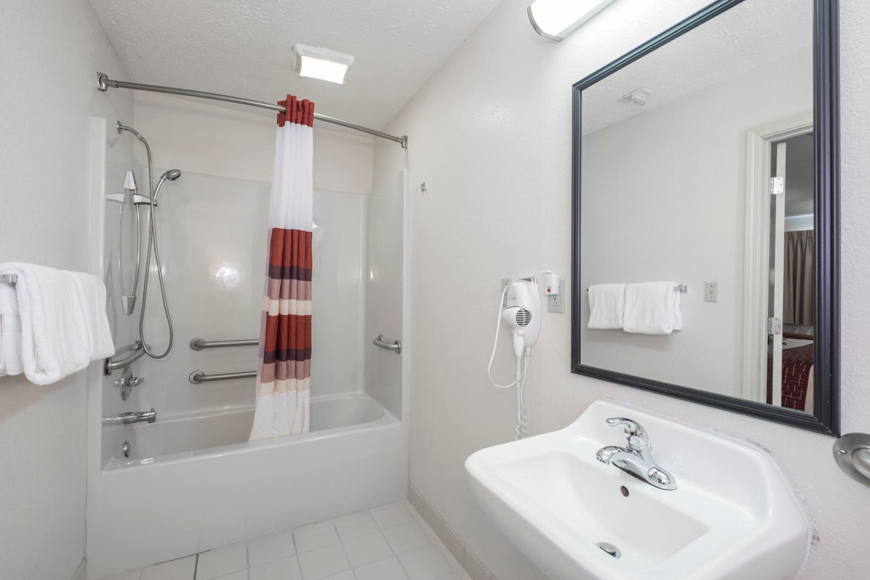 King Room Disability Access Roll-In Shower Non-Smoking - Photo 6