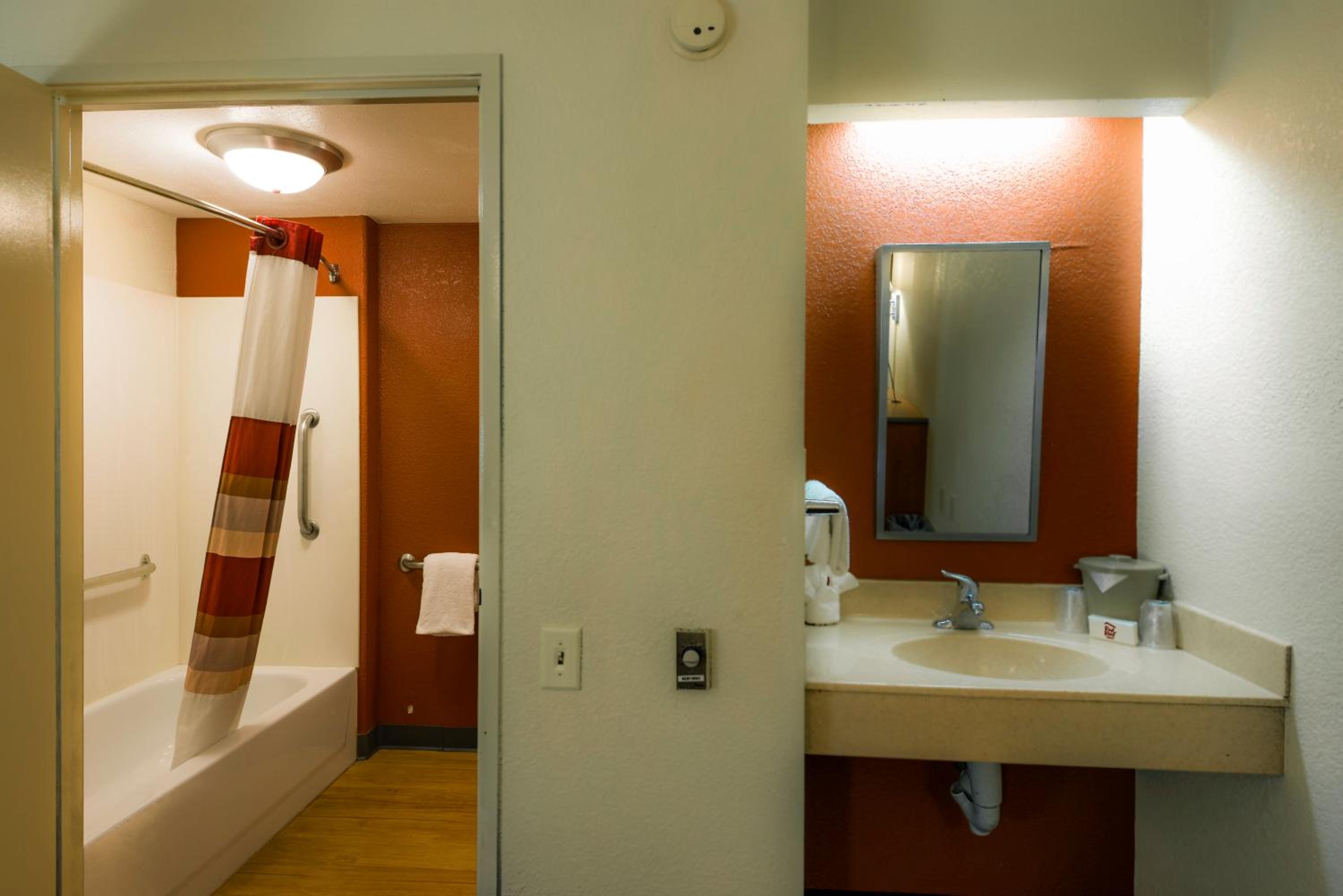 Deluxe Room with Two Double Beds Disability Access Smoke Free - Photo 7