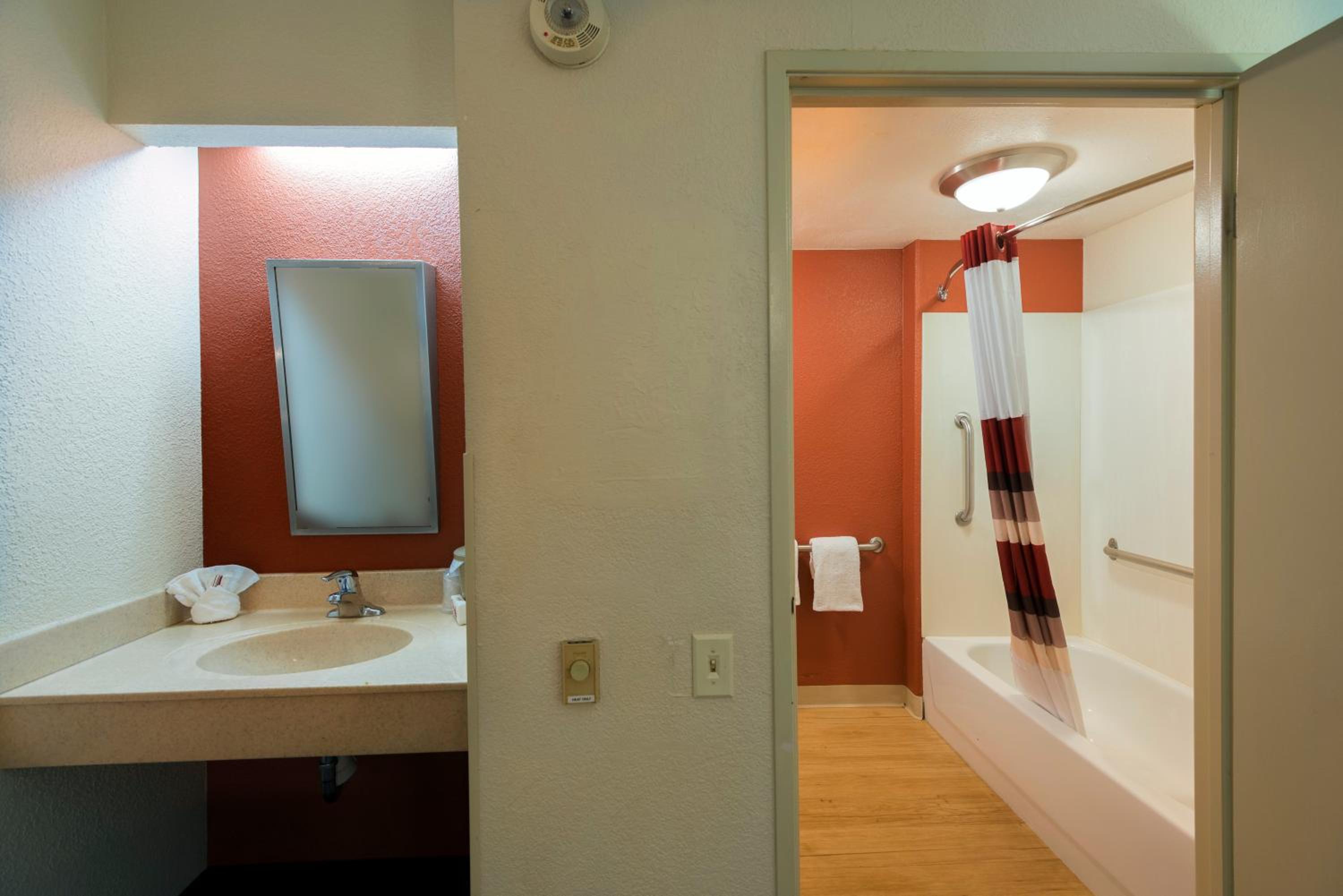 Deluxe King Room Disability Access Smoke Free - Photo 4