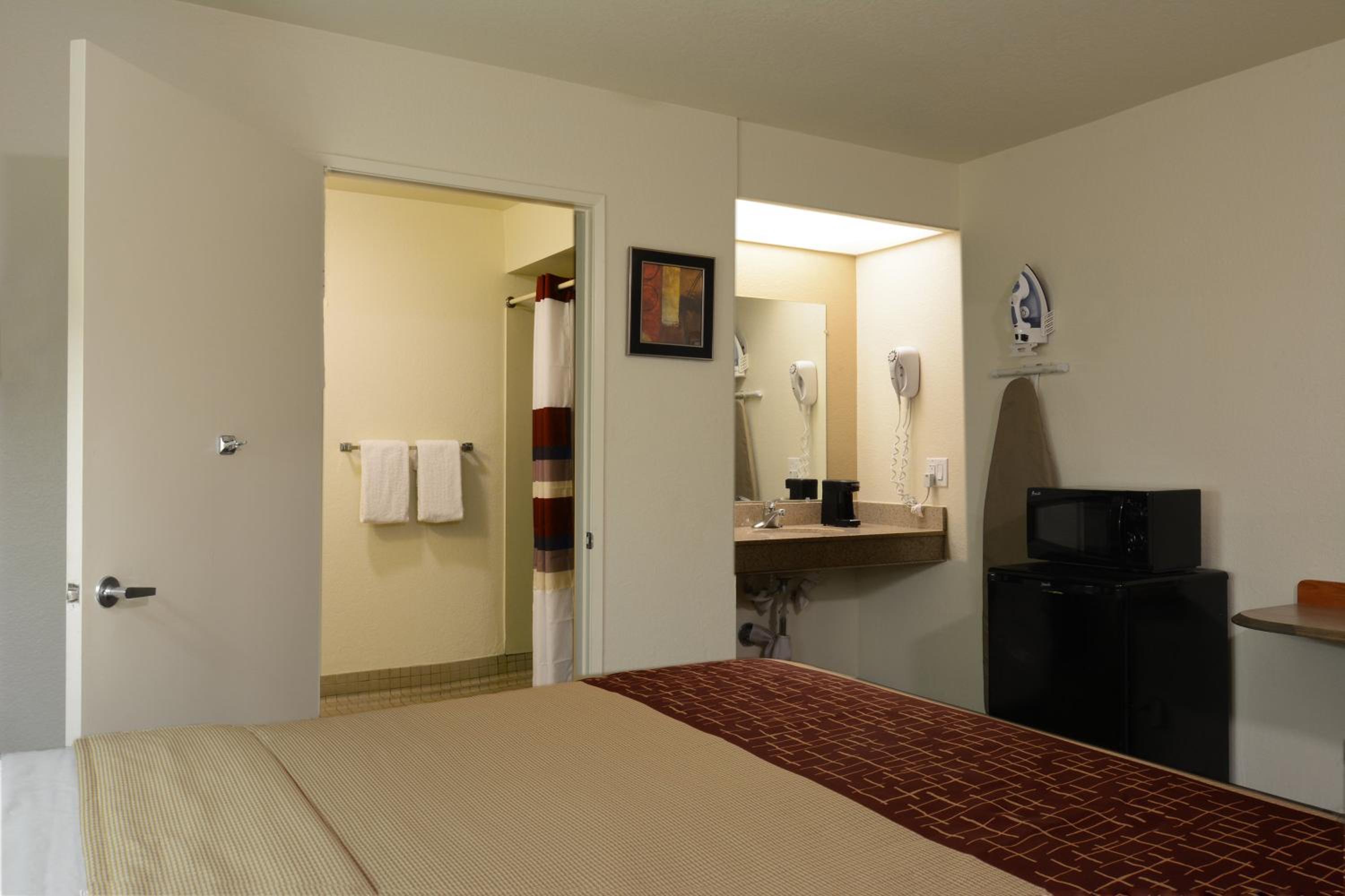 Deluxe King Room Disability Access Smoke Free - Photo 3