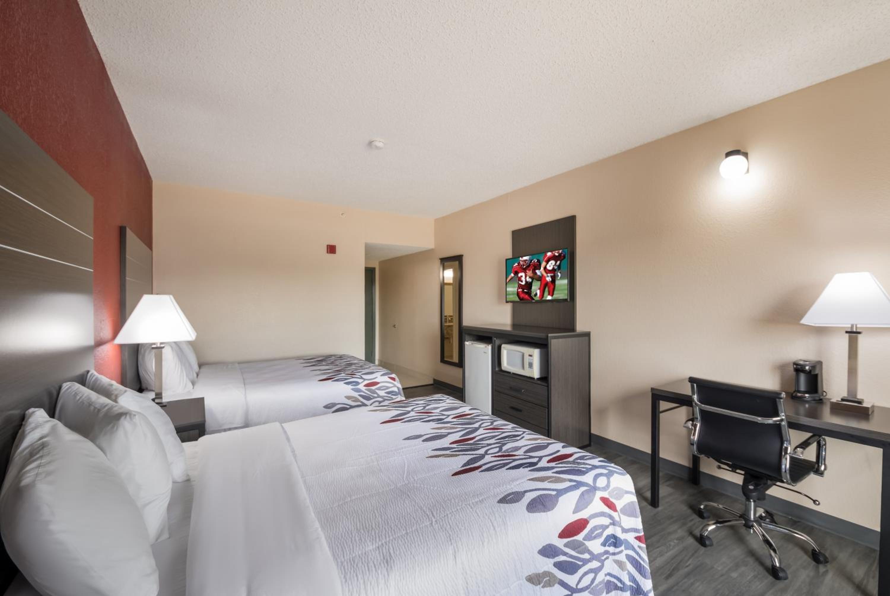 Superior Queen Room with Two Queen Beds Non Smoking - Photo 4