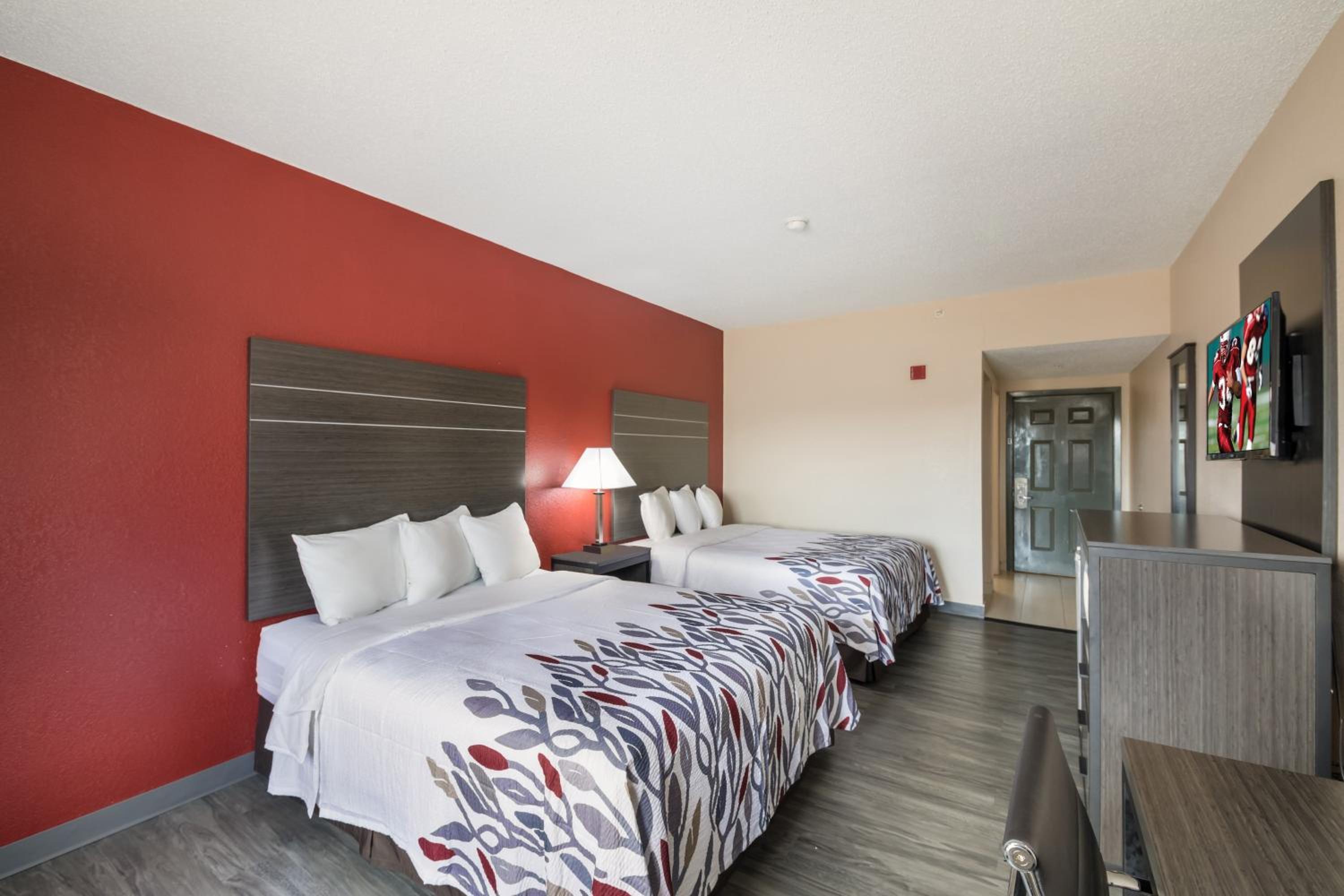 Superior Queen Room with Two Queen Beds Non Smoking - Photo 3