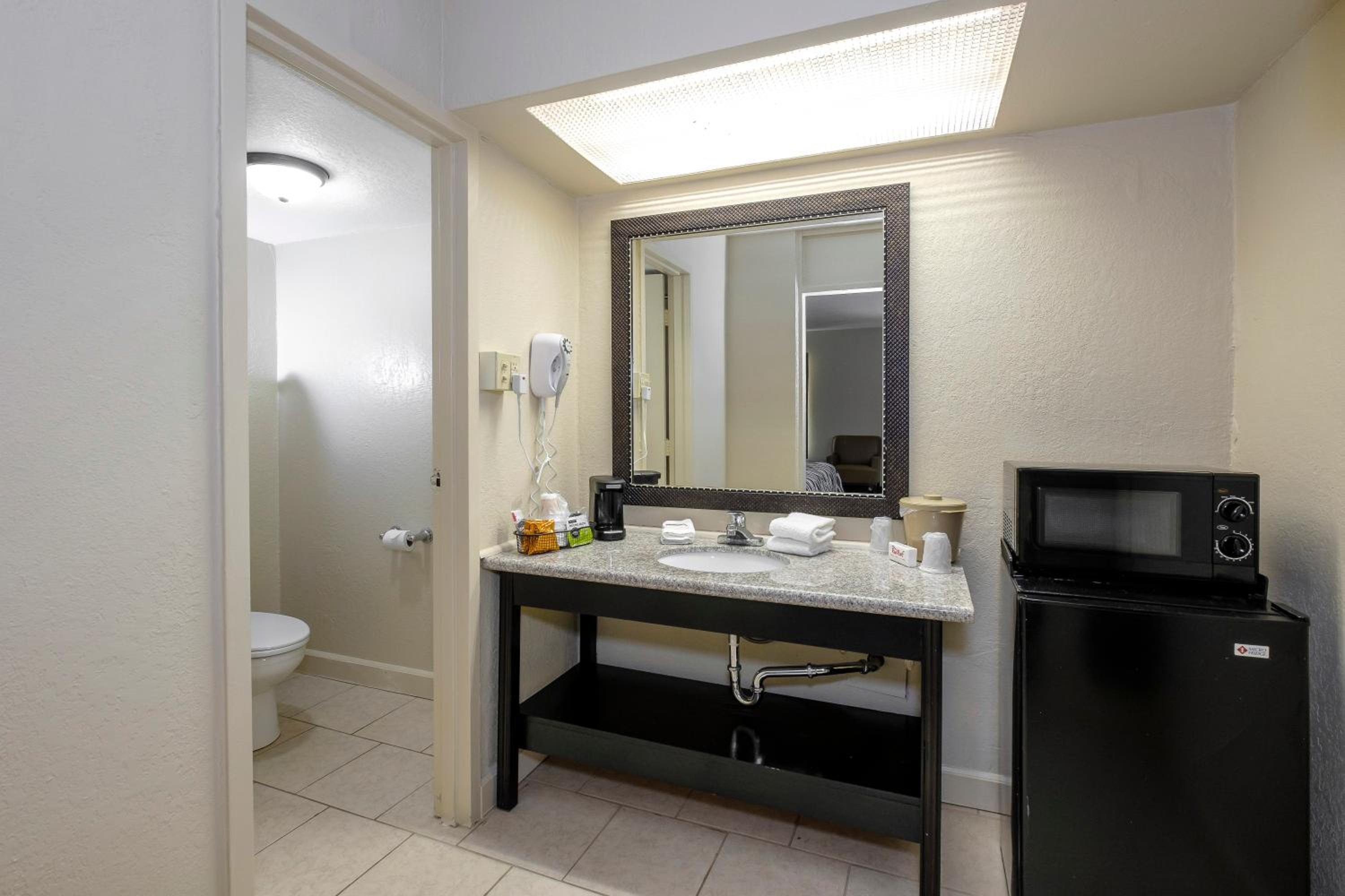 Deluxe Double Room with Two Double Beds - Non-Smoking - Photo 5
