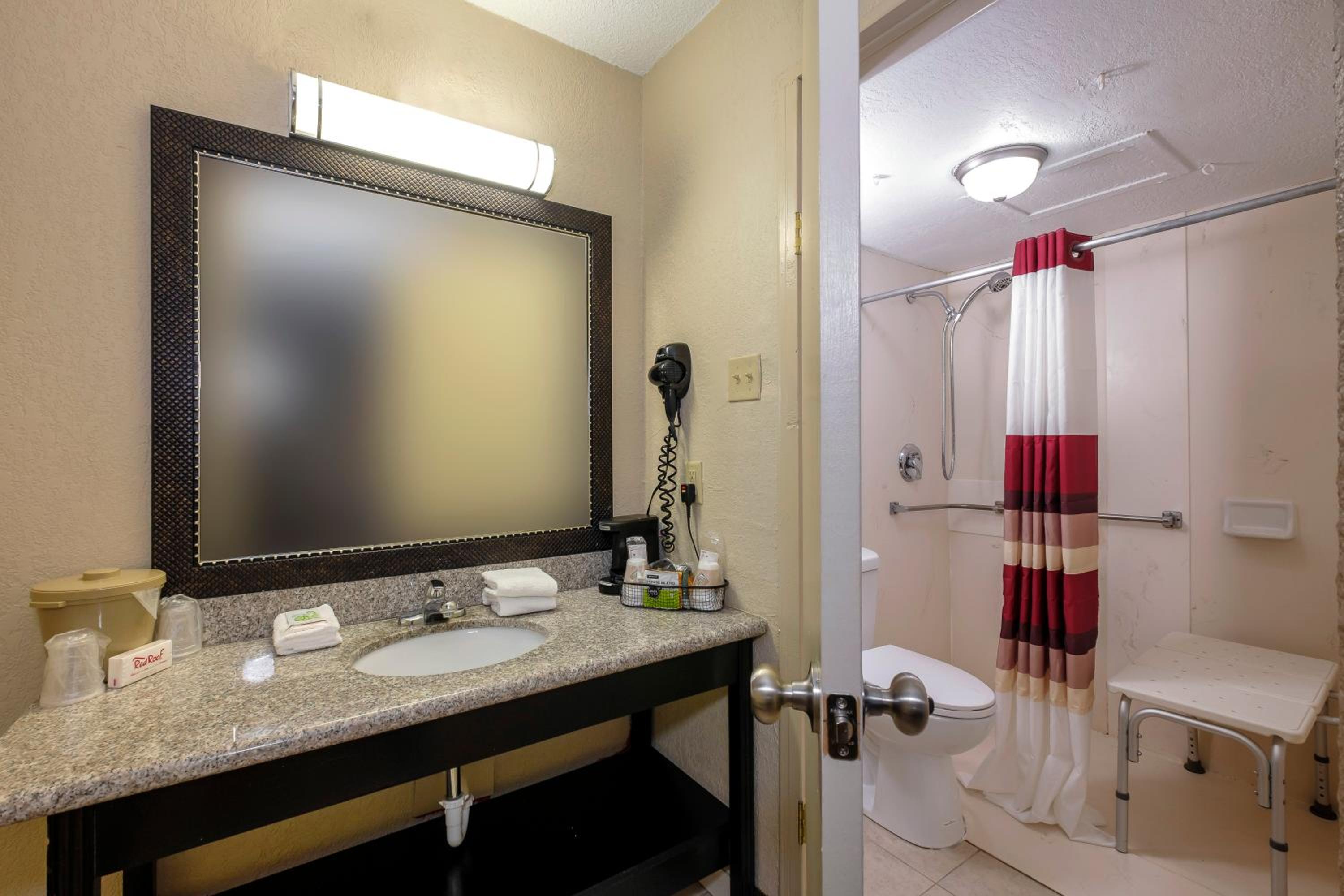 Superior King Room - Poolside/Non-Smoking - Photo 2