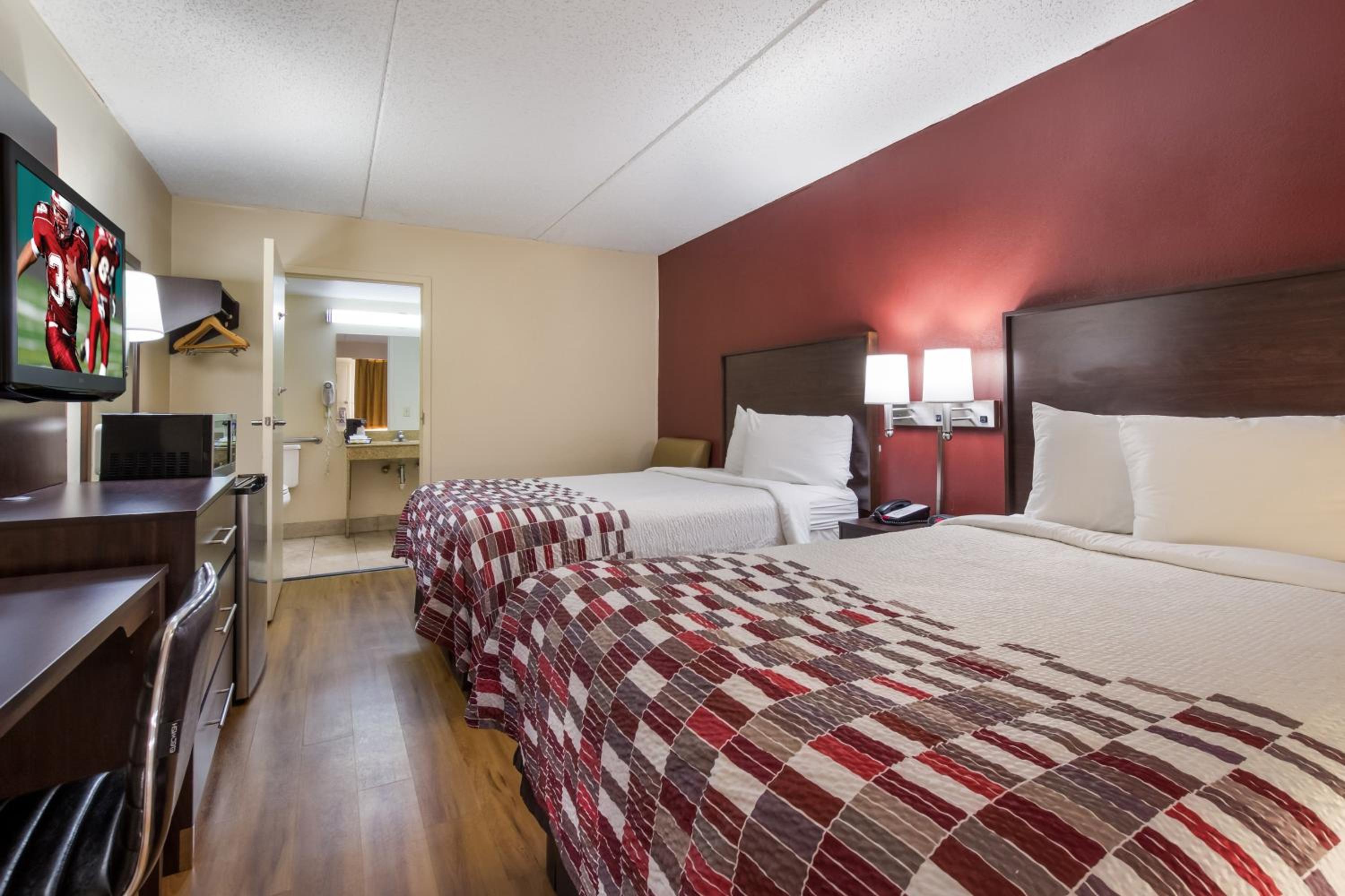 Deluxe Room with Two Double Beds Disability Access Non-Smoking - Photo 1