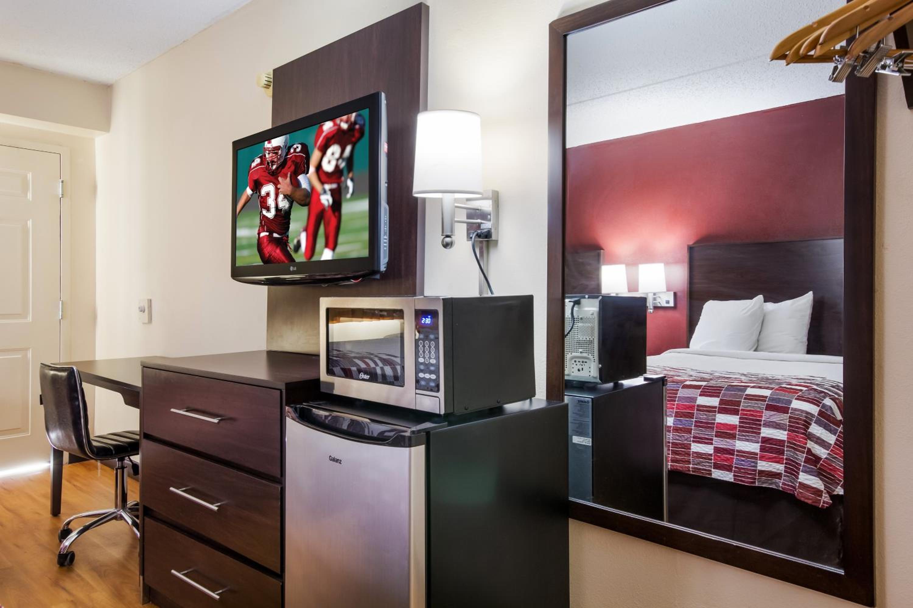Deluxe Room with Two Double Beds Disability Access Non-Smoking - Photo 4
