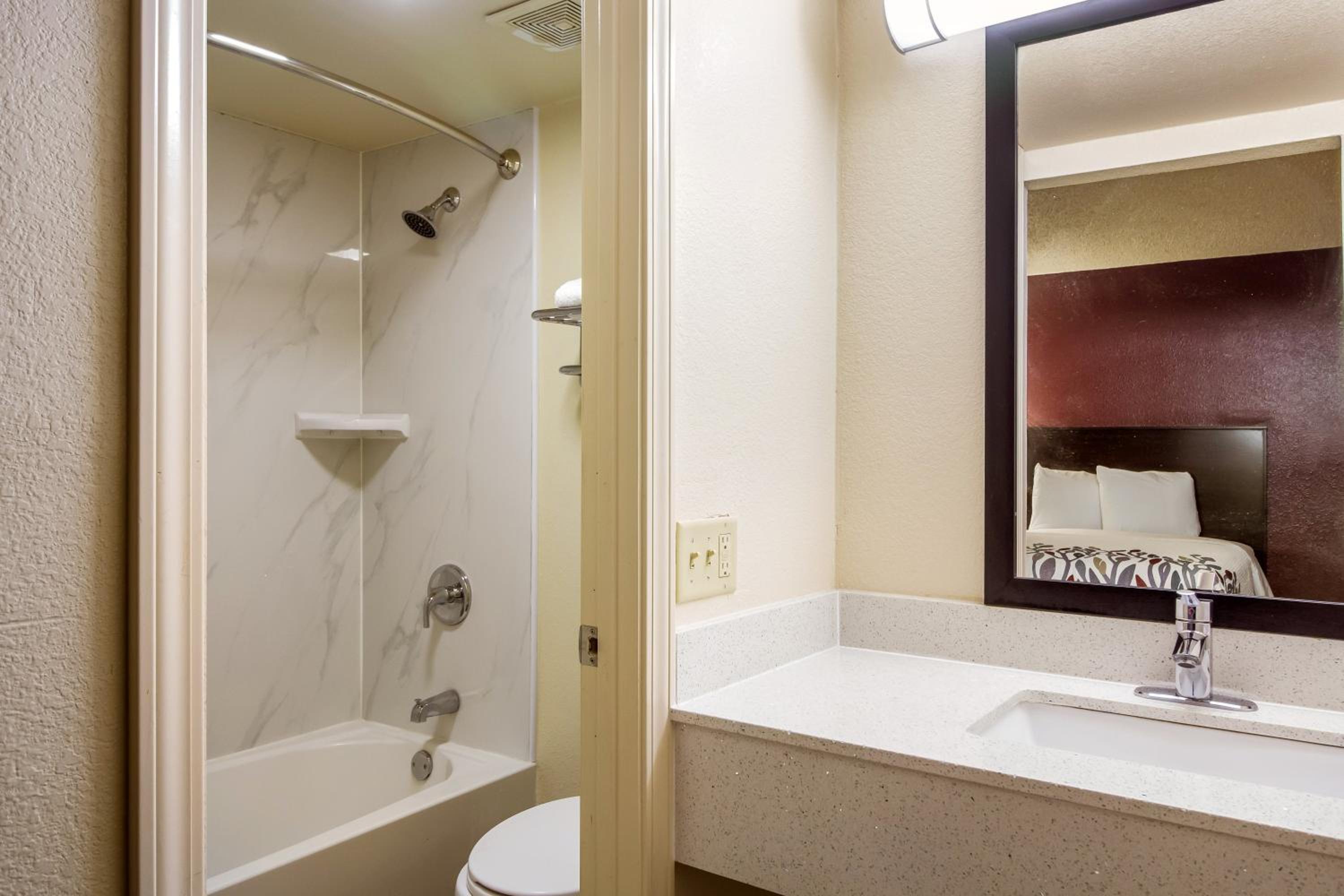 Deluxe Double Room with Two Double Beds - Non-Smoking - Photo 2