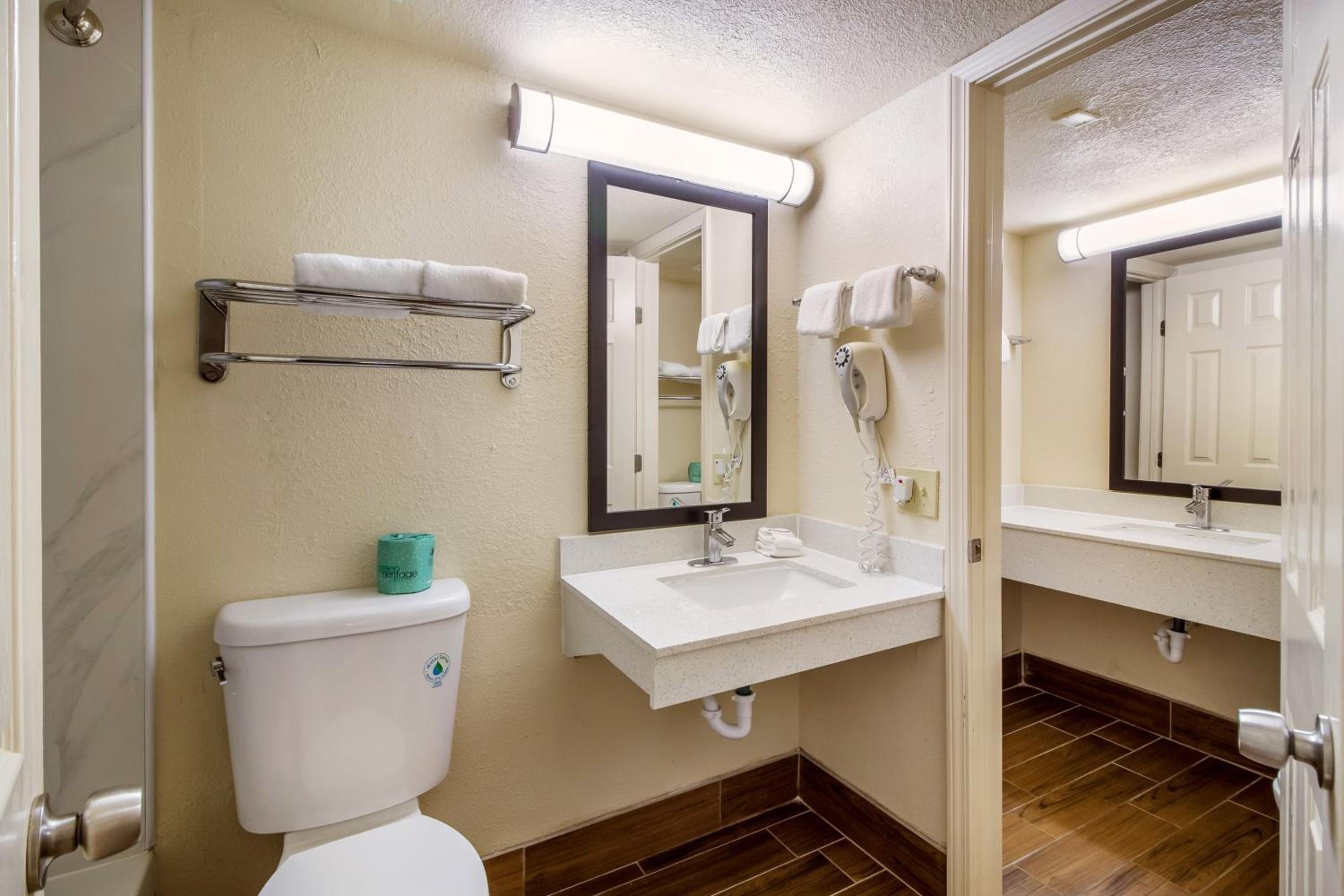 King Suite with Kitchenette - Non-smoking - Photo 2
