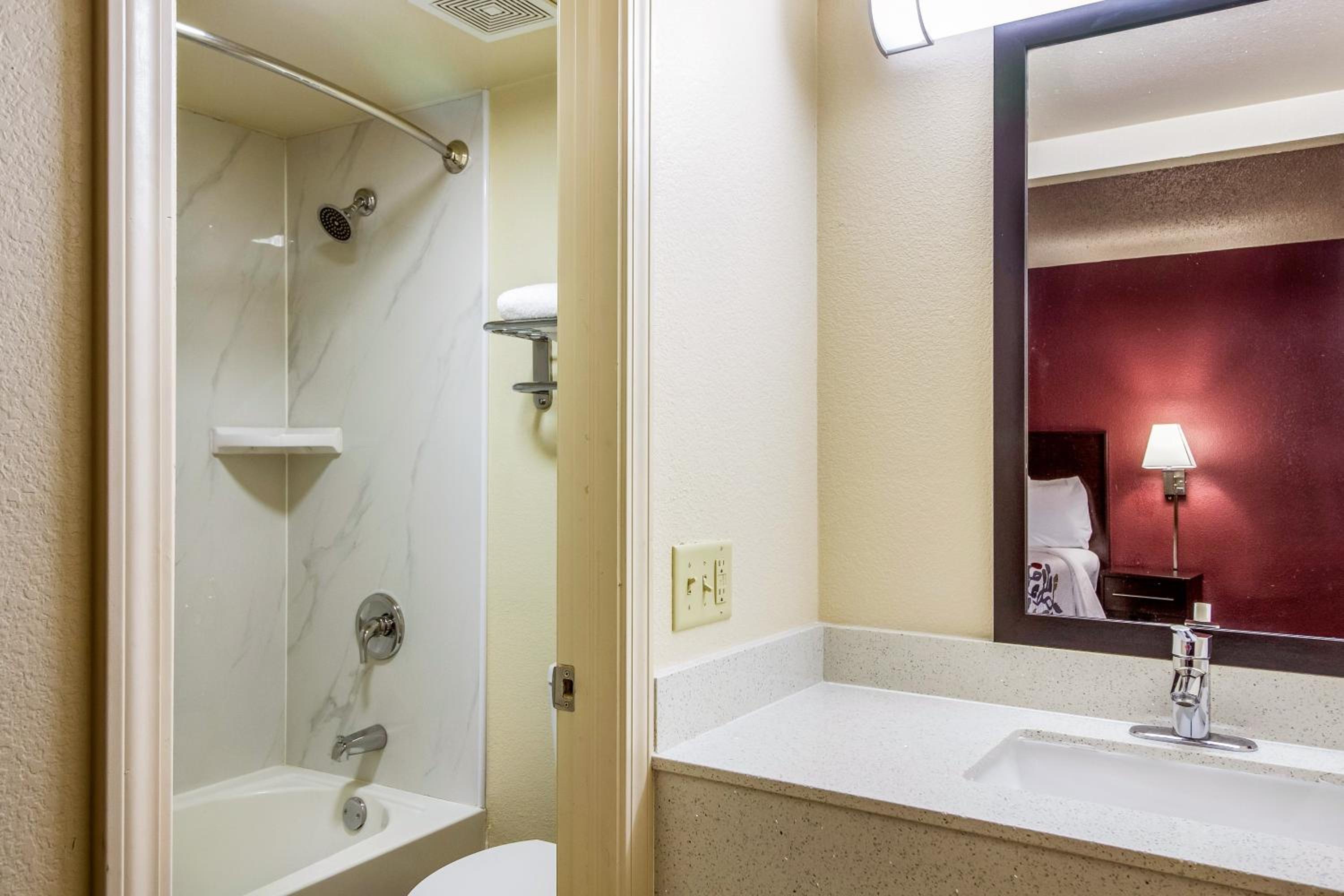 Deluxe King Room - Non-Smoking - Photo 3