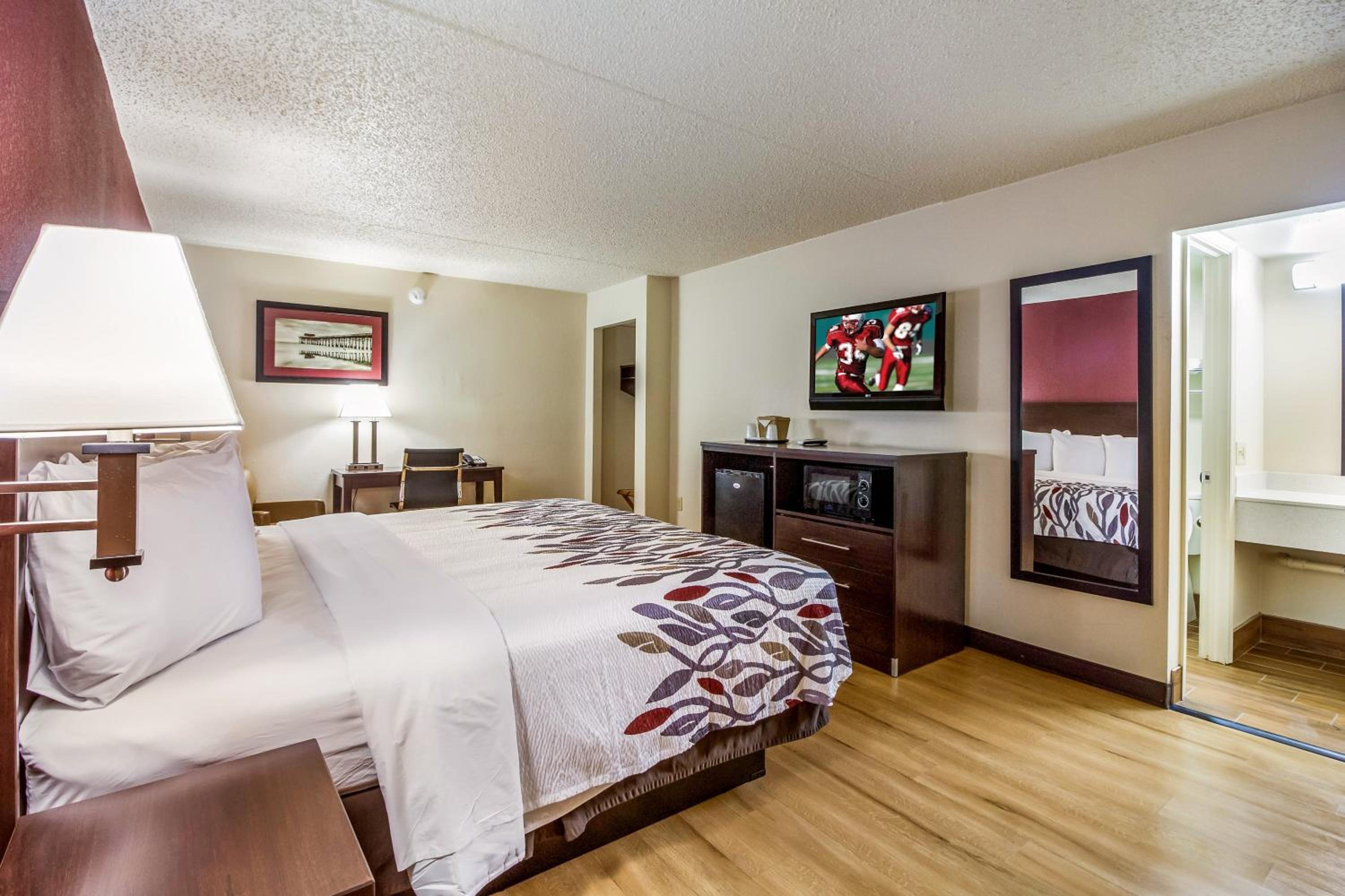 Deluxe King Room - Non-Smoking - Photo 6