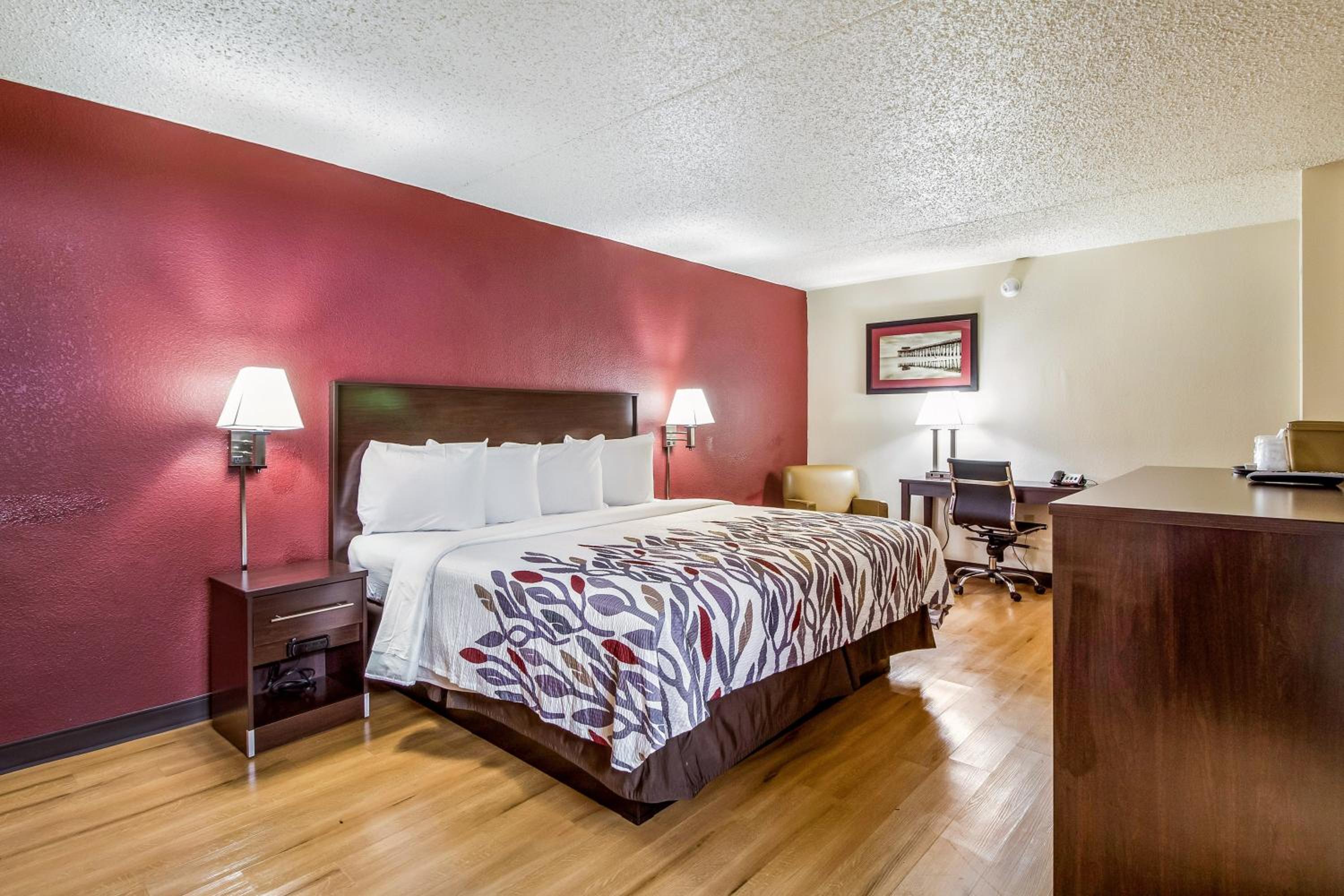 Deluxe King Room - Non-Smoking - Photo 1
