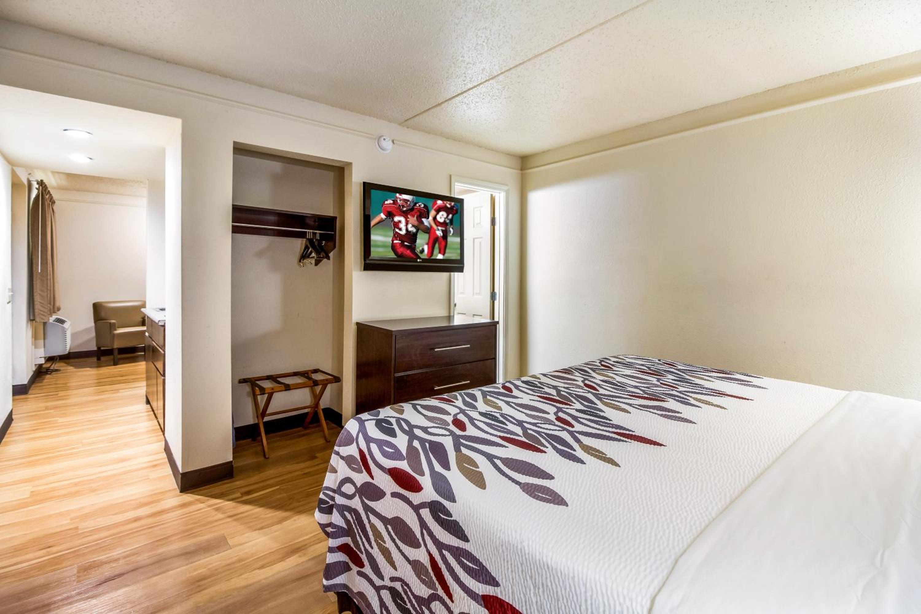 King Suite with Kitchenette - Non-smoking - Photo 1