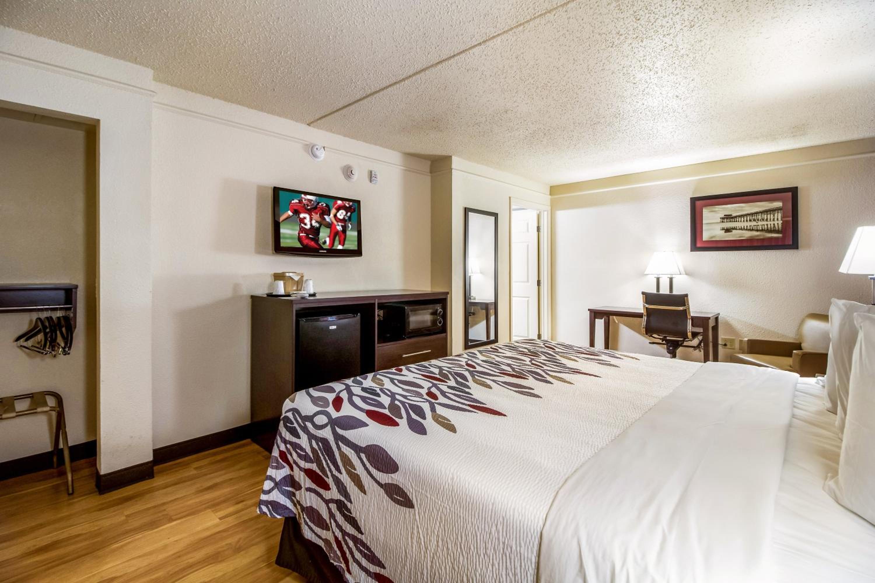 Deluxe King Room - Non-Smoking - Photo 5
