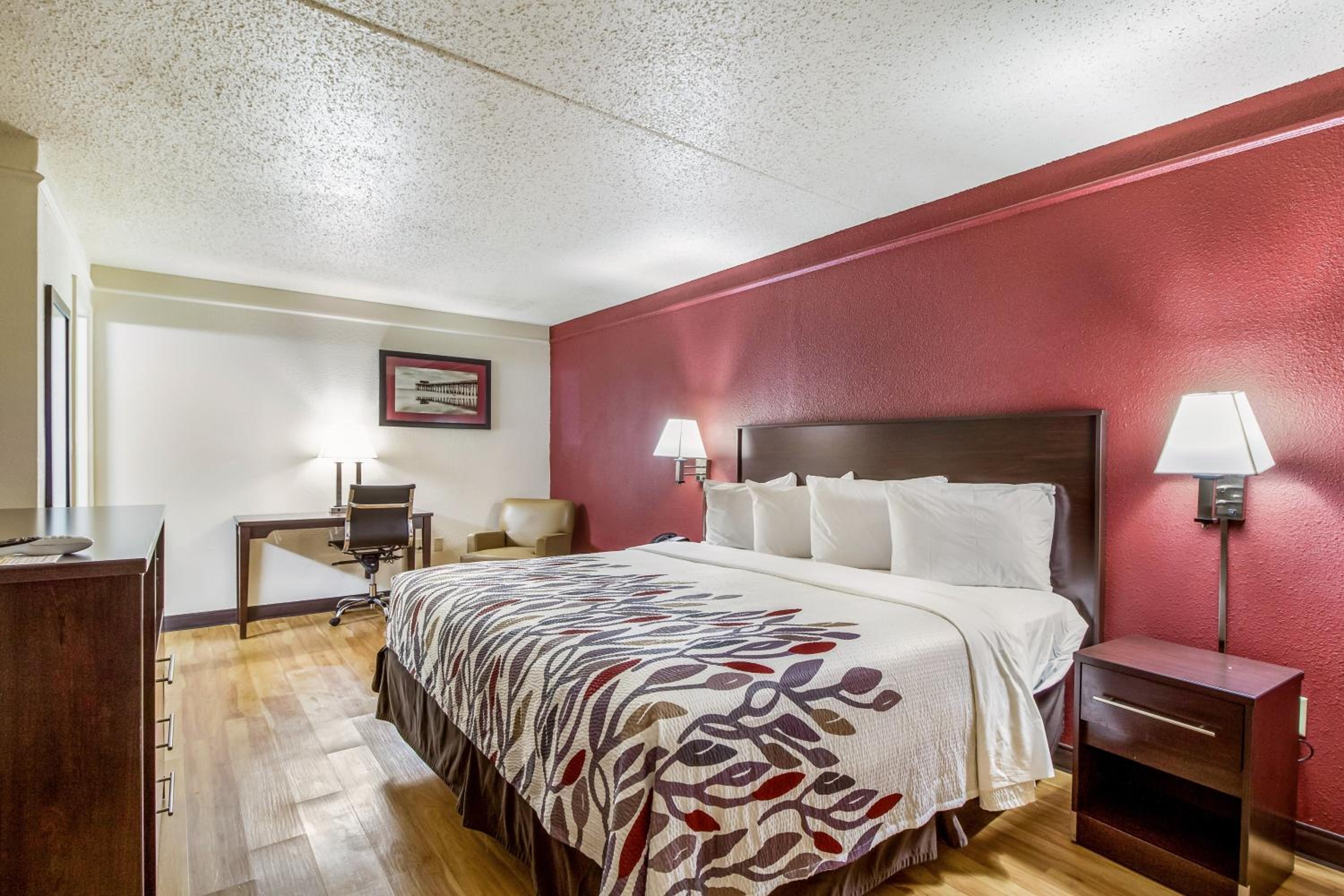 Deluxe King Room - Non-Smoking - Photo 2