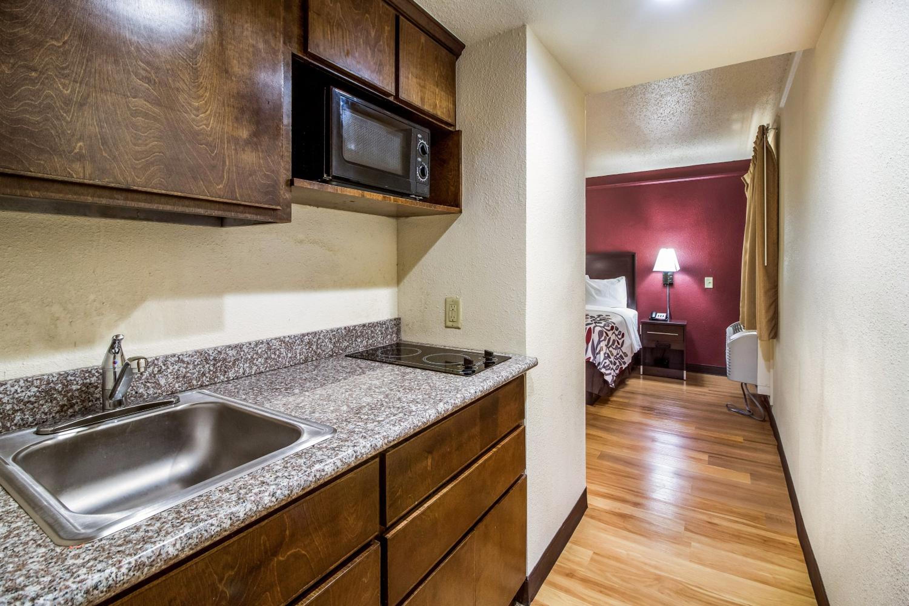 King Suite with Kitchenette - Non-smoking - Photo 4