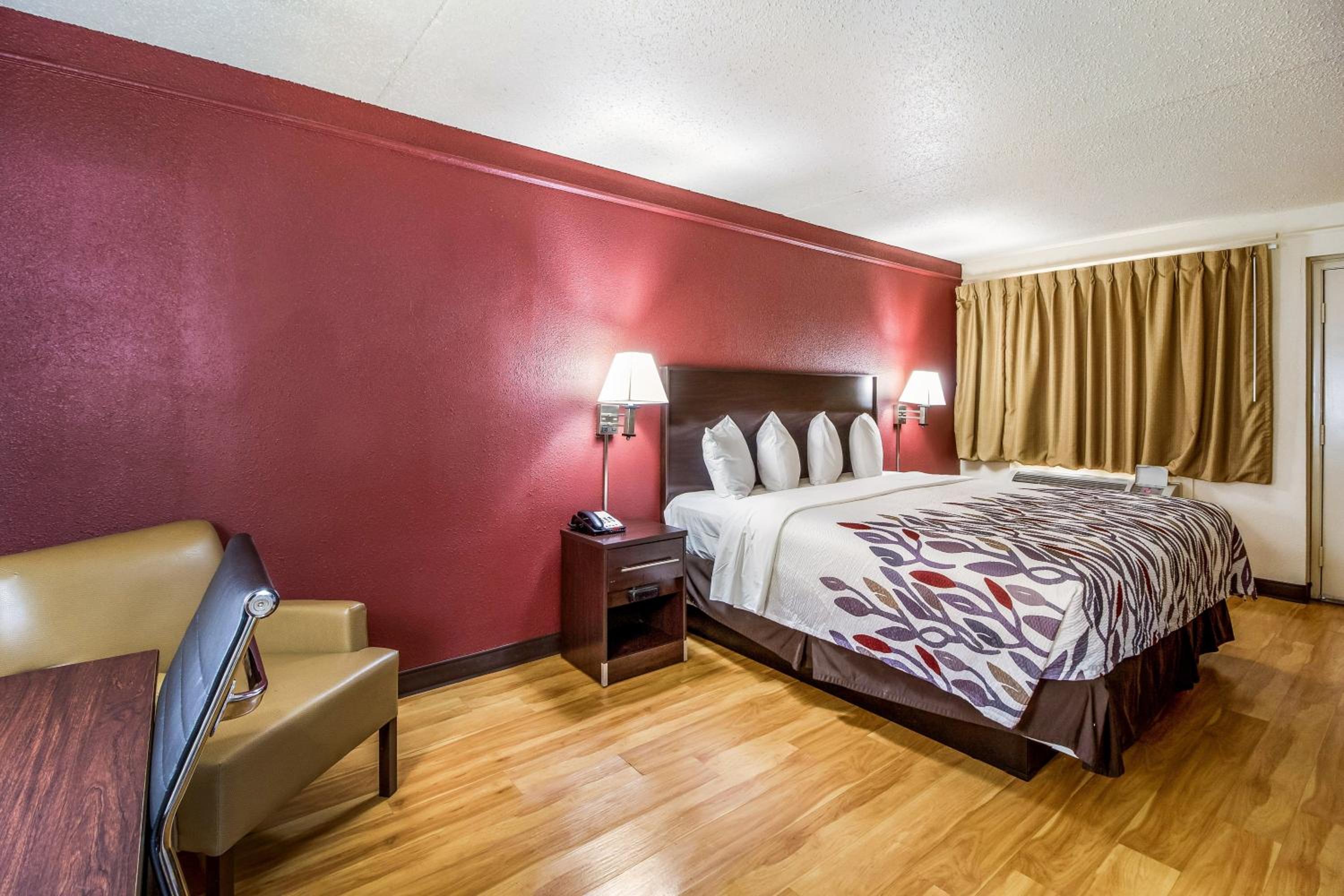 Deluxe King Room - Non-Smoking - Photo 4