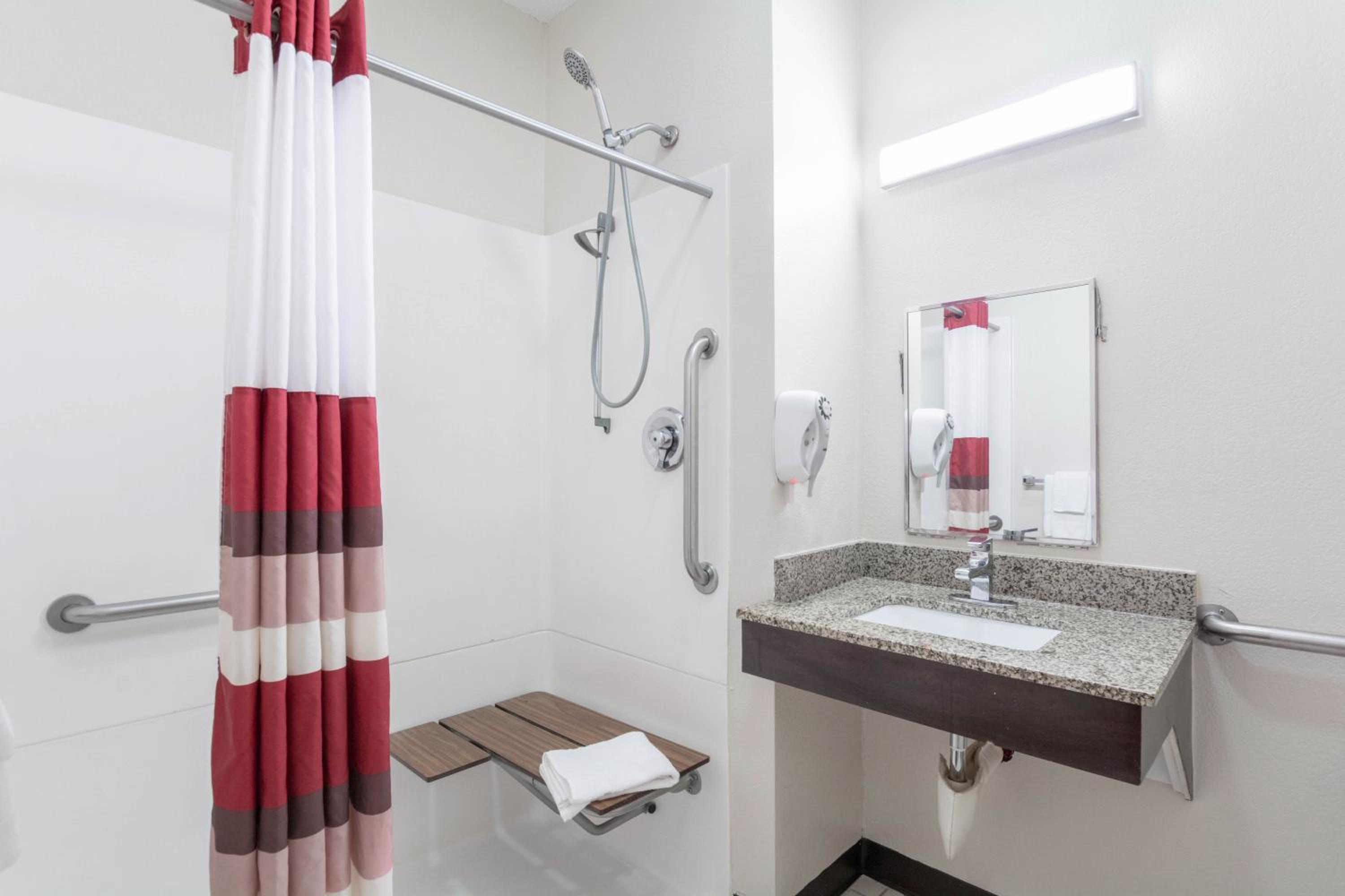 Superior King Room Disability Access Roll-In Shower Non-Smoking - Photo 2