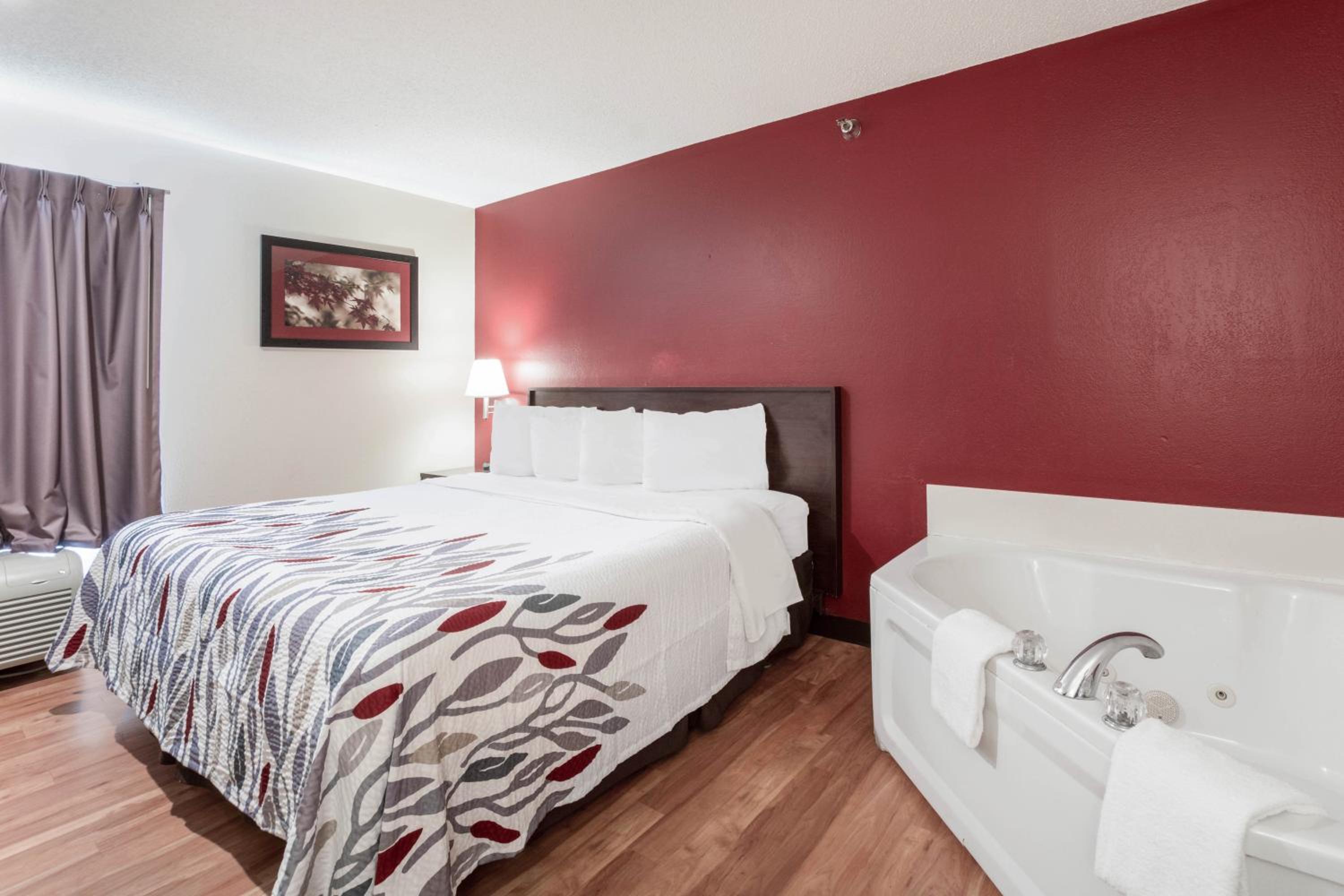 	Deluxe King Room with Spa Bath Non-Smoking - Photo 1