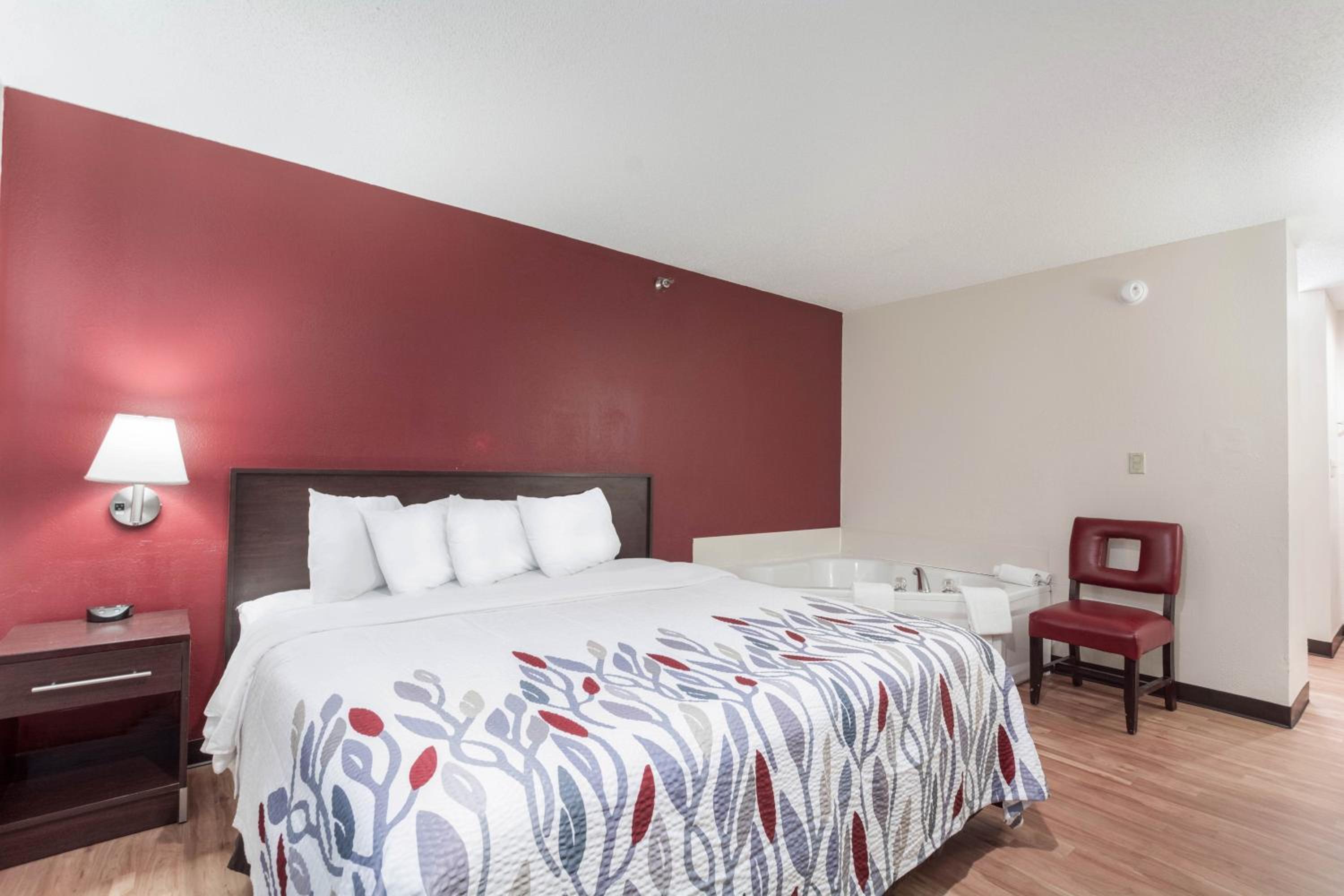 	Deluxe King Room with Spa Bath Non-Smoking - Photo 2