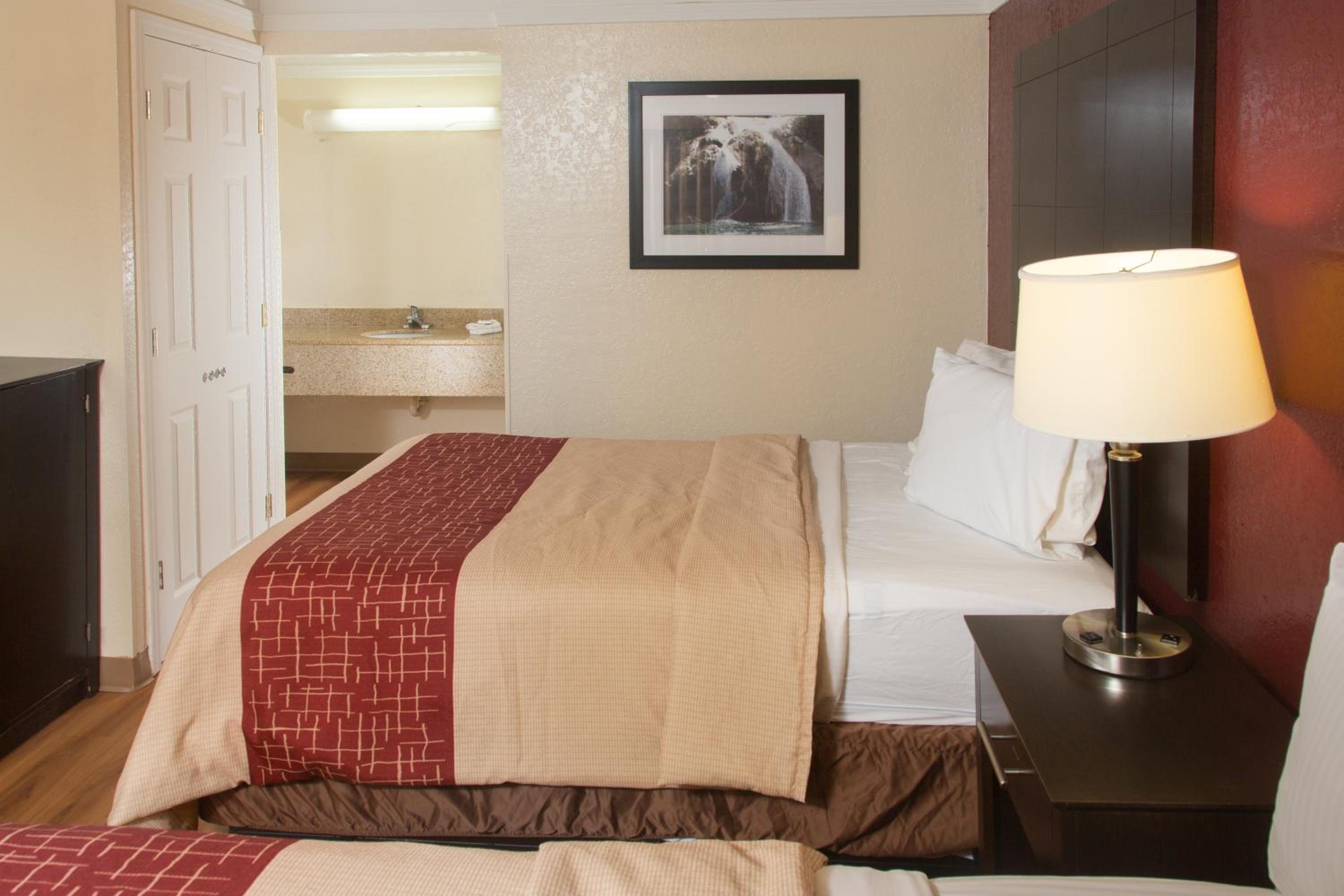 Deluxe Room with Two Double Beds Non-Smoking - Photo 6