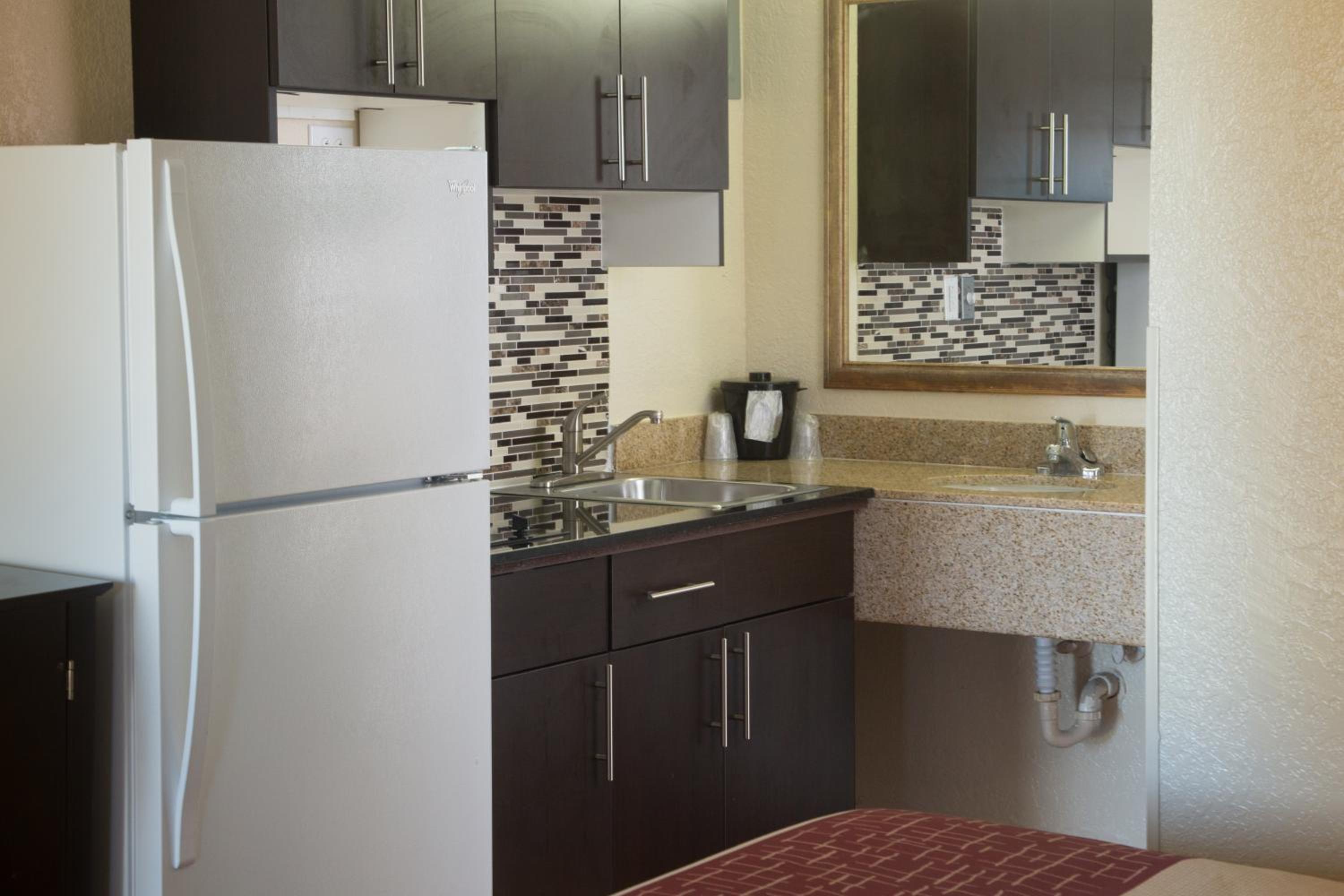 Suite King with Kitchenette Non-Smoking - Photo 5