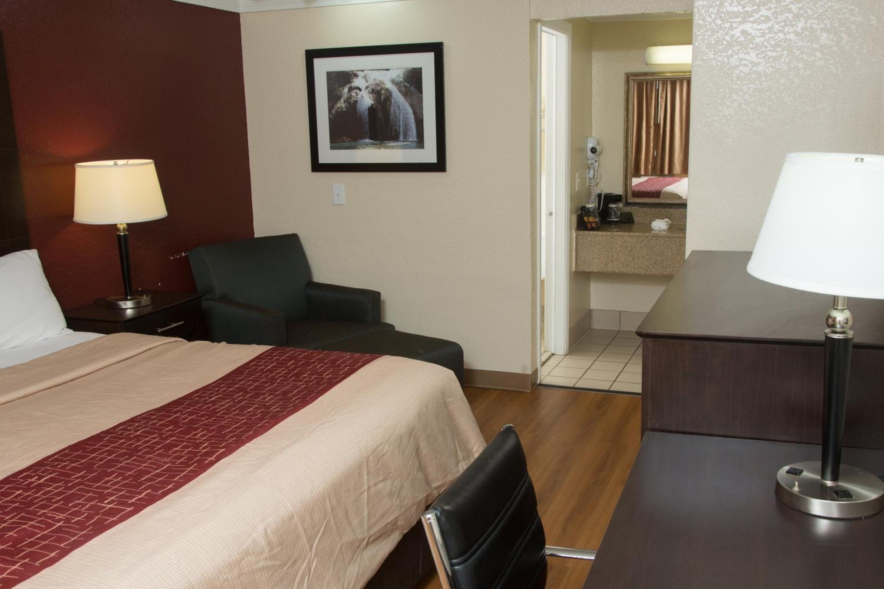 Suite King with Kitchenette Non-Smoking - Photo 9