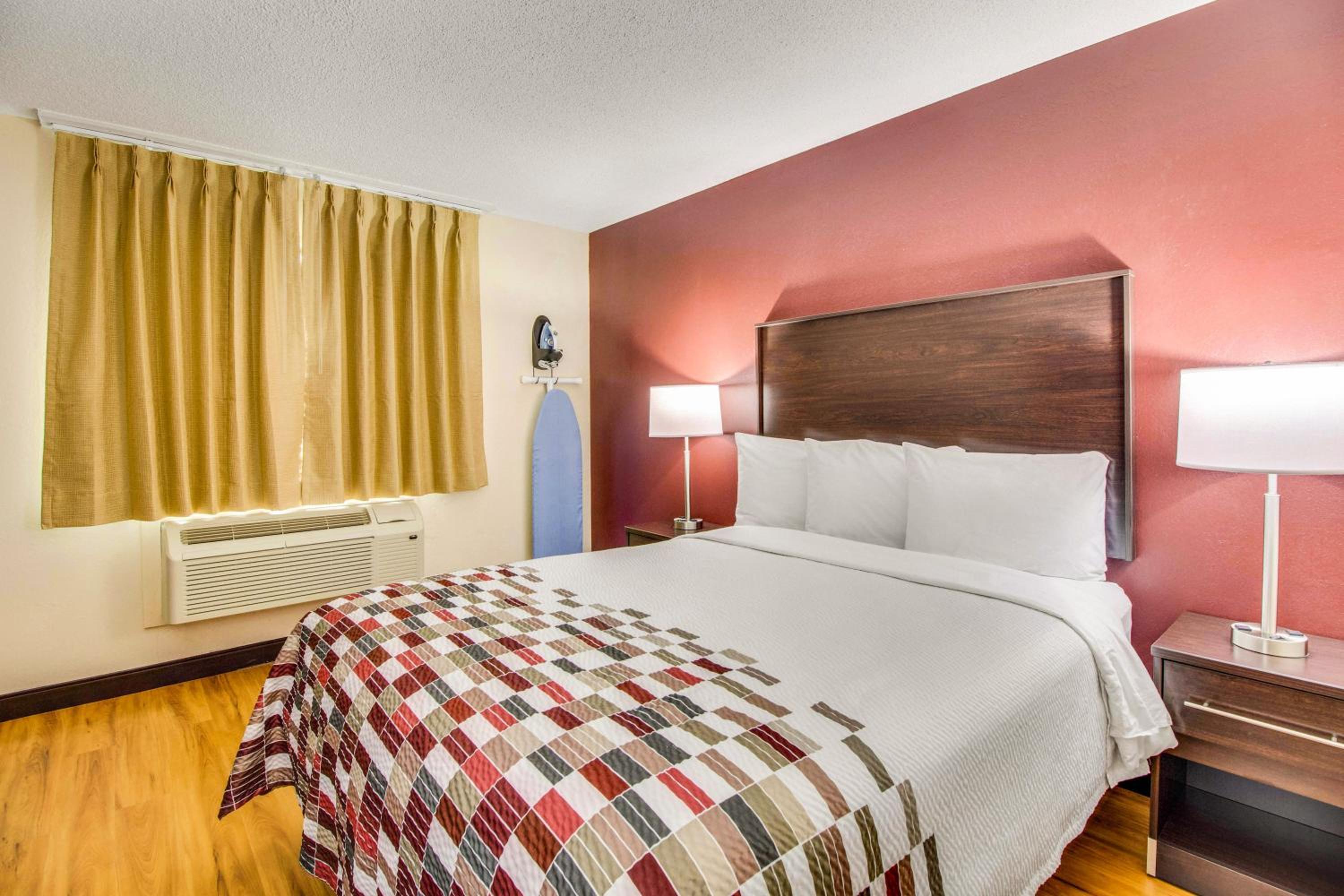 Deluxe Room with One Queen Bed Disability Access Non-Smoking photo 3