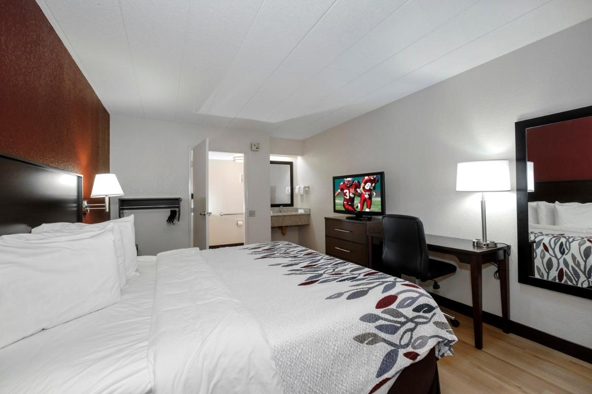 Deluxe King Room - Disability Access/Non-Smoking photo 2