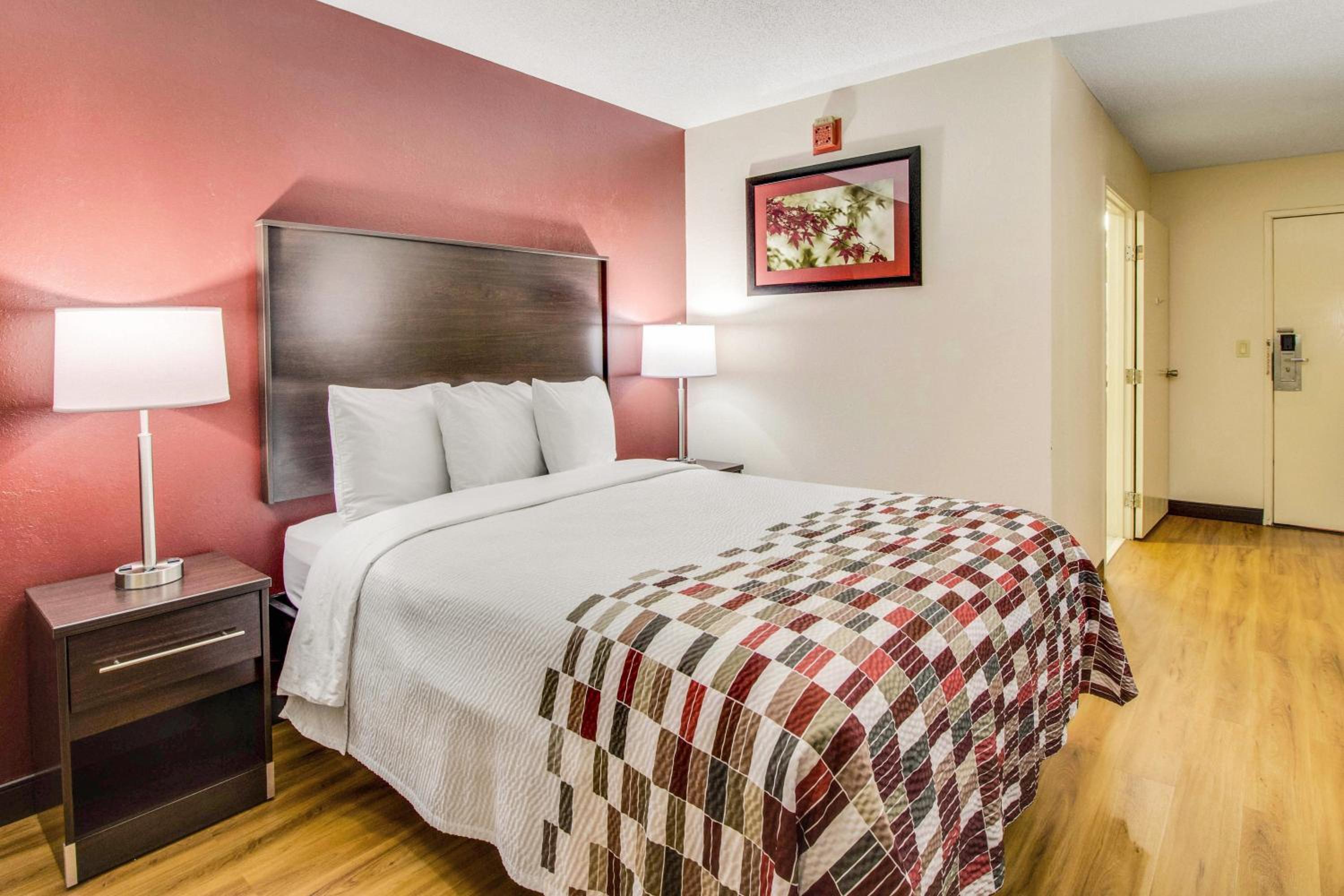 Deluxe Room with One Queen Bed Disability Access Non-Smoking photo 1