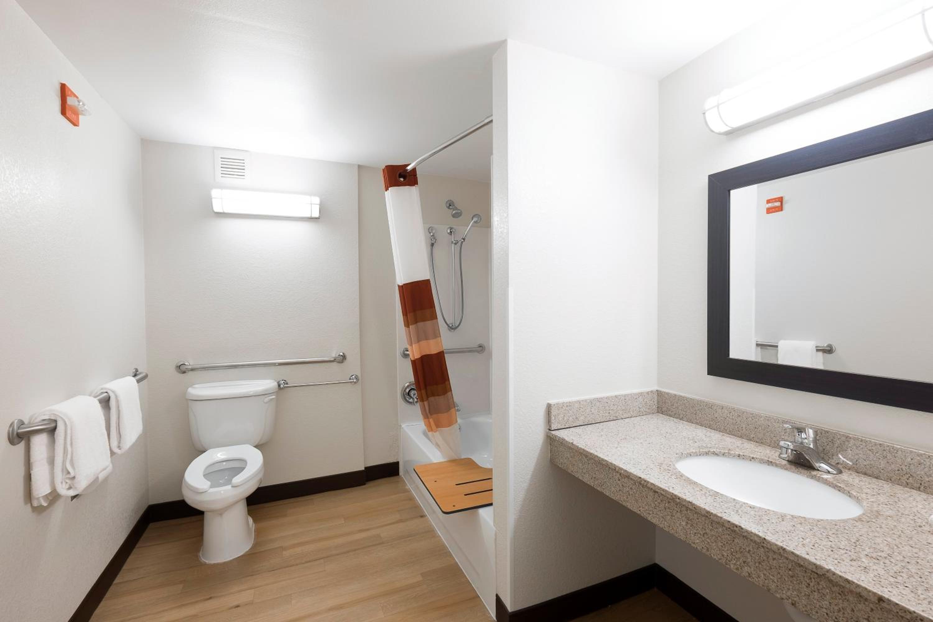  Premium King Room Disability Access Smoke Free (Upgraded Bedding and Snack Box) - Photo 3