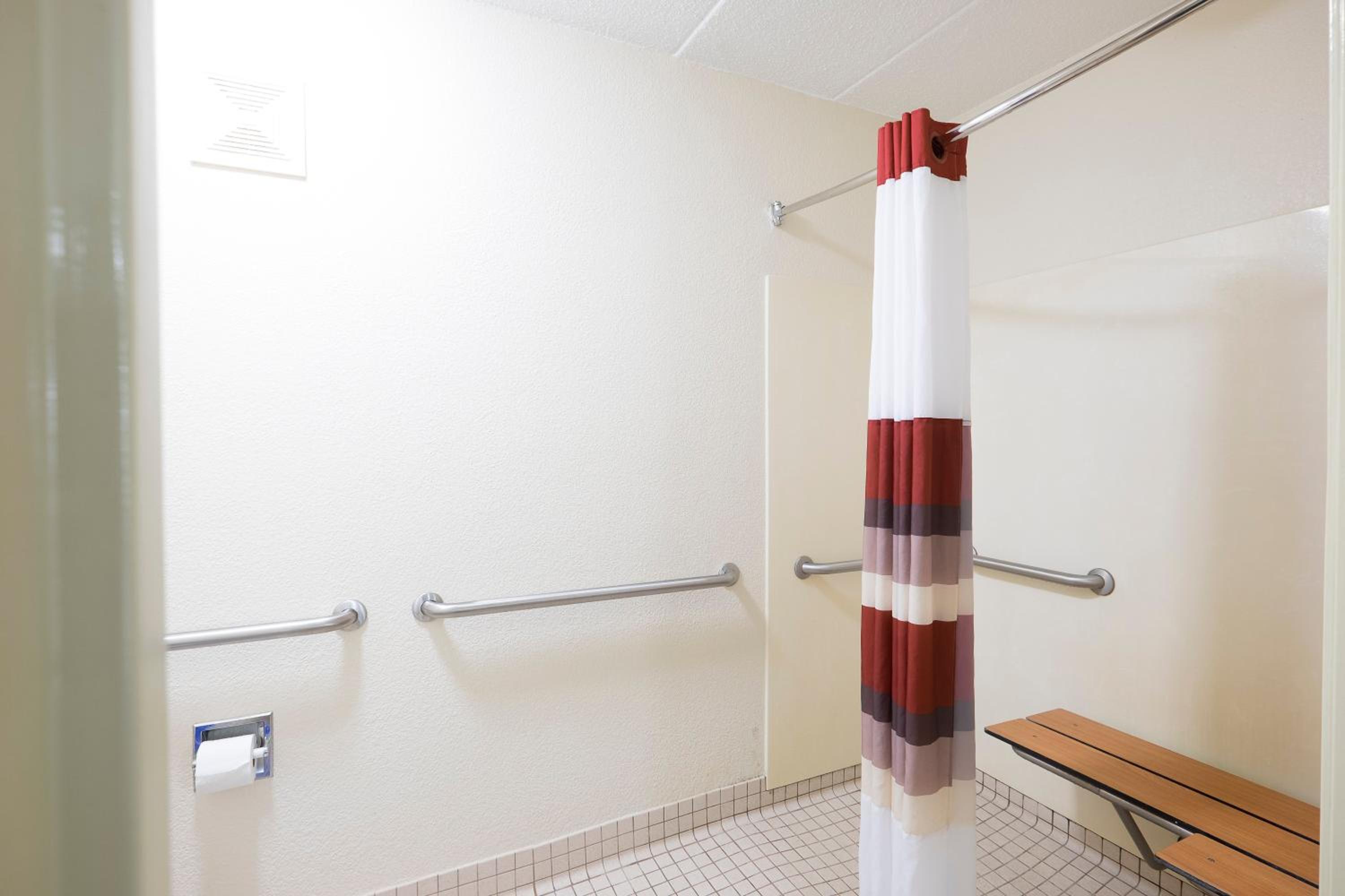 Superior Queen Room Disability Access Roll-In Shower Non-Smoking photo 3