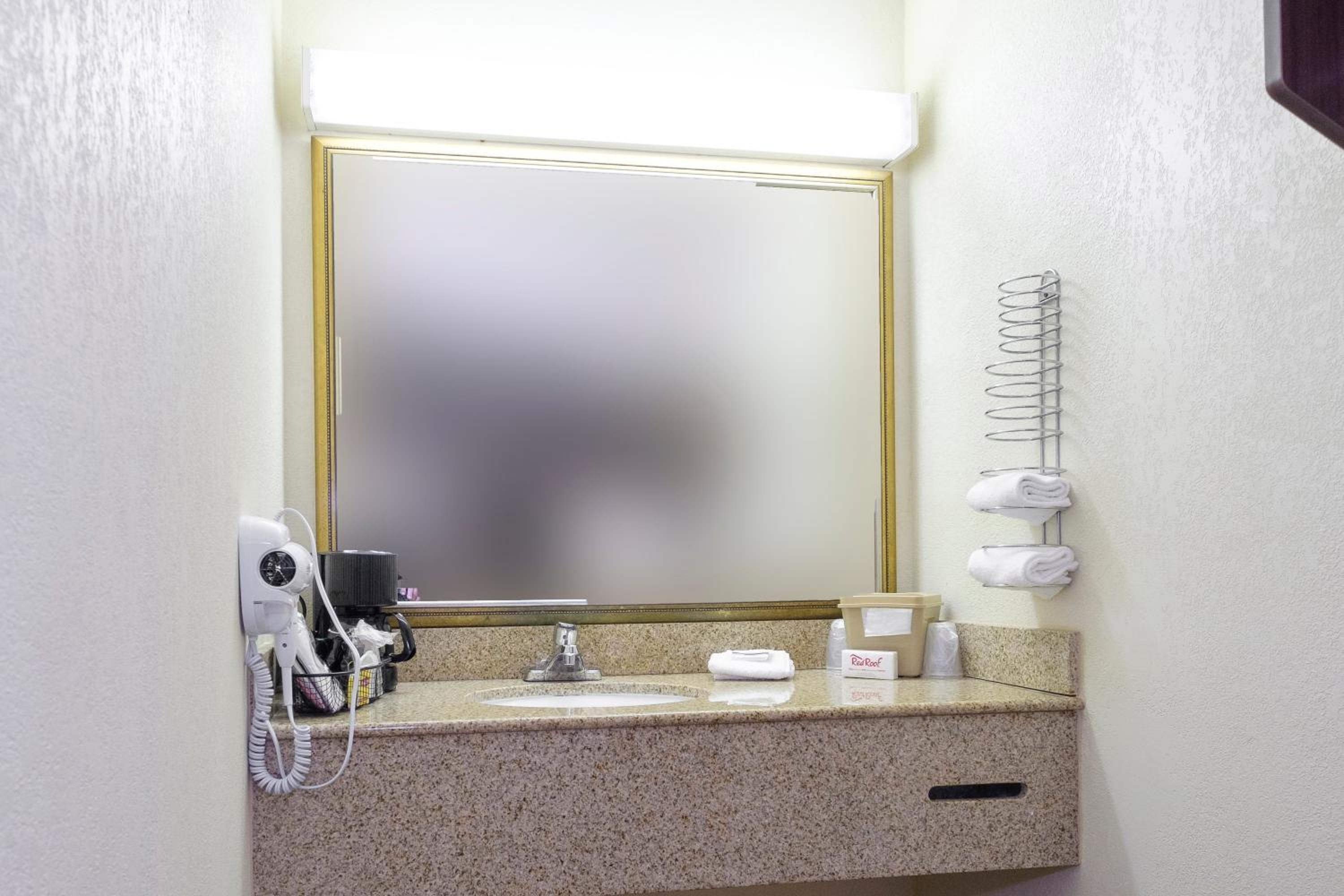 Superior King Room Disability Access Roll-In Shower Non-Smoking - Photo 2